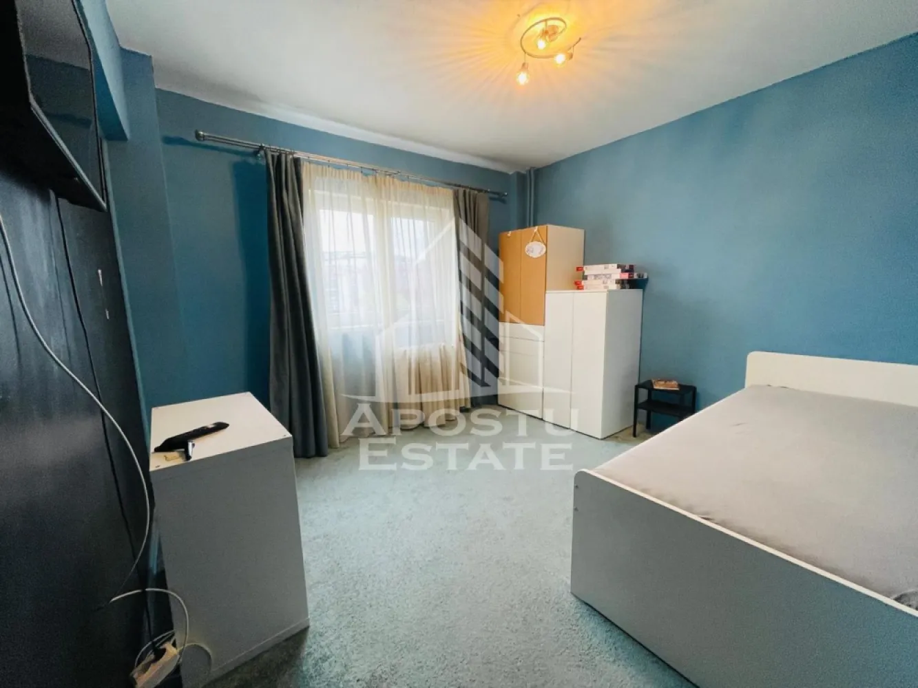 Apartament 2 camere, etaj 1/zona Uta/62mp - Apostu Estate va propune spre inchiriere un apartament cu 2 camere, spațios și luminos, situat la etajul 1, într-o zonă excelentă și foarte căutată – lângă Stadionul UTA. Proprietatea este ideală pentru cei care își doresc confort, accesibilitate și mutare imediată.
Dotări și avantaje: Complet mobilat și utilat: Totul este pregătit pentru confortul tău.
Bucătărie completă: Frigider, aragaz și toate electrocasnicele necesare.
Spălătorie proprie: Mașină de spălat rufe ȘI uscător de rufe separat.
Depozitare excelentă: 2 spații generoase pentru depozitare (debara/pantofar/haine).
Confort termic: Balcon închis, ideal pentru relaxare sau extra-depozitare.
Poziționare perfectă: Etajul 1, acces facil și rapid. 
Localizare și facilități (Zona UTA):Apartamentul se află într-o locație de top, cu toate facilitățile zilnice la doar câteva minute de mers pe jos:
Supermarketuri și magazine,
Stații de transport în comun (tramvai/autobuz)Restaurante, cafenele și farmacii.
Acces rapid către punctele de interes ale orașului
Blocul este anvelopat.
Potrivit pentru o familie sau cuplu.
CP3131058