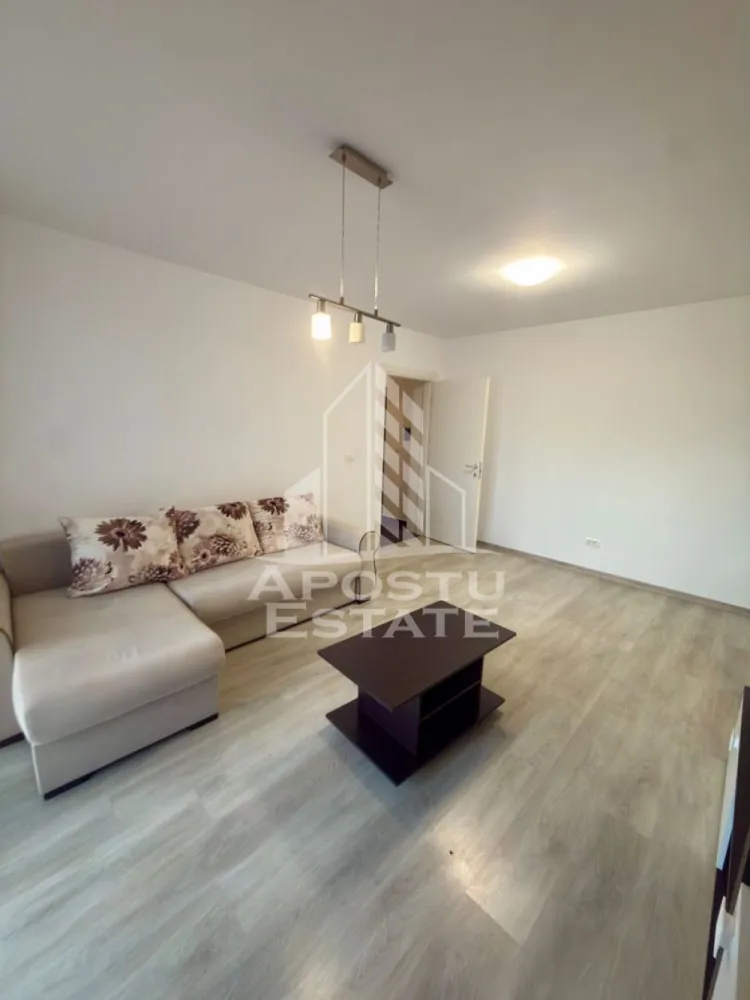 Apartament 2 camere, de inchiriat, Ciarda Rosie, Timisoara - Agentia imobiliara APOSTU ESTATE va propune spre inchiriere un apartament cu 2 camere, spatios si luminos, situat in zona Ciarda Rosie, o zona linistita si bine pozitionata din Timisoara, potrivit pentru cupluri,familii, sau studenti care isi doresc o locuinta unde sa se simta confortabil si cu acces facil catre, statii de autobuz, supermarketuri , magazine de zona, parcuri.

Suprafata utila: 47 mp
Compartimentare eficienta:
-Hol de acces generos
-Bucatarie complet mobilata si utilata, cu loc de luat masa
-Living luminos si spatios
-Dormitor mobilat si utilat
-Baie prevazuta cu cada

Confort si facilitati:
-Incalzirea apartamentului: centrala proprie
-Incalzirea prin pardoseala
-Apartamentul este complet mobilat si utilat
-Se accepta animale de companie de catre proprietar
-Se accepta fumatori de catre proprietar

Localizare:
-Timis,Timisoara, zona Ciarda Rosie – acces facil spre magazine, supermarketuri, parcuri si mijloace de transport in comun.

Ideal pentru:
-Familii
-Cupluri
-Studenti
-Straini

Disponibilitate: imediata
Pret chirie lunara: 350 Euro
Programeaza o vizionare pentru a-ti putea imagina viitorul aici!
ID intern: CP3130981