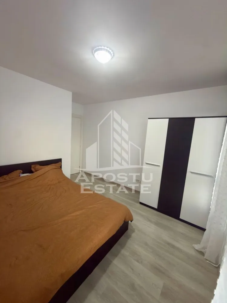 Apartament 2 camere, de inchiriat, Ciarda Rosie, Timisoara - Agentia imobiliara APOSTU ESTATE va propune spre inchiriere un apartament cu 2 camere, spatios si luminos, situat in zona Ciarda Rosie, o zona linistita si bine pozitionata din Timisoara, potrivit pentru cupluri,familii, sau studenti care isi doresc o locuinta unde sa se simta confortabil si cu acces facil catre, statii de autobuz, supermarketuri , magazine de zona, parcuri.

Suprafata utila: 47 mp
Compartimentare eficienta:
-Hol de acces generos
-Bucatarie complet mobilata si utilata, cu loc de luat masa
-Living luminos si spatios
-Dormitor mobilat si utilat
-Baie prevazuta cu cada

Confort si facilitati:
-Incalzirea apartamentului: centrala proprie
-Incalzirea prin pardoseala
-Apartamentul este complet mobilat si utilat
-Se accepta animale de companie de catre proprietar
-Se accepta fumatori de catre proprietar

Localizare:
-Timis,Timisoara, zona Ciarda Rosie – acces facil spre magazine, supermarketuri, parcuri si mijloace de transport in comun.

Ideal pentru:
-Familii
-Cupluri
-Studenti
-Straini

Disponibilitate: imediata
Pret chirie lunara: 350 Euro
Programeaza o vizionare pentru a-ti putea imagina viitorul aici!
ID intern: CP3130981