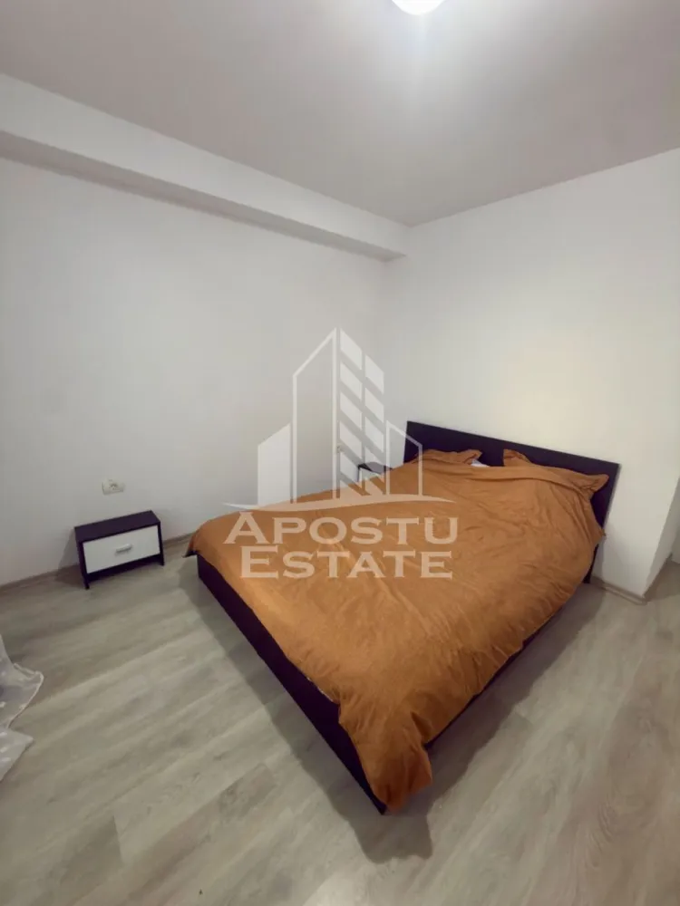 Apartament 2 camere, de inchiriat, Ciarda Rosie, Timisoara - Agentia imobiliara APOSTU ESTATE va propune spre inchiriere un apartament cu 2 camere, spatios si luminos, situat in zona Ciarda Rosie, o zona linistita si bine pozitionata din Timisoara, potrivit pentru cupluri,familii, sau studenti care isi doresc o locuinta unde sa se simta confortabil si cu acces facil catre, statii de autobuz, supermarketuri , magazine de zona, parcuri.

Suprafata utila: 47 mp
Compartimentare eficienta:
-Hol de acces generos
-Bucatarie complet mobilata si utilata, cu loc de luat masa
-Living luminos si spatios
-Dormitor mobilat si utilat
-Baie prevazuta cu cada

Confort si facilitati:
-Incalzirea apartamentului: centrala proprie
-Incalzirea prin pardoseala
-Apartamentul este complet mobilat si utilat
-Se accepta animale de companie de catre proprietar
-Se accepta fumatori de catre proprietar

Localizare:
-Timis,Timisoara, zona Ciarda Rosie – acces facil spre magazine, supermarketuri, parcuri si mijloace de transport in comun.

Ideal pentru:
-Familii
-Cupluri
-Studenti
-Straini

Disponibilitate: imediata
Pret chirie lunara: 350 Euro
Programeaza o vizionare pentru a-ti putea imagina viitorul aici!
ID intern: CP3130981