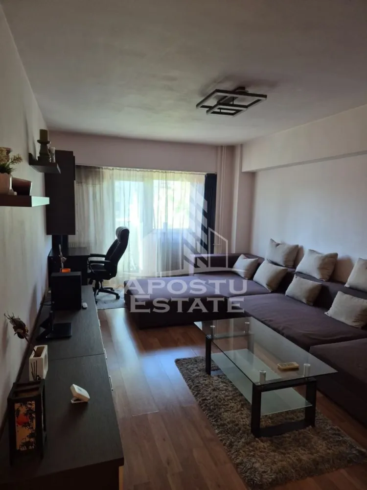 Apartament cu 2 camere , de inchiriat , Zona Complex , Timisoara - Agentia imobiliara APOSTU ESTATE va propune spre inchiriere un apartament cu 2 camere, spatios si luminos, situat in zona Complexul Studențesc ,o zona linistita si bine pozitionata din Timisoara, potrivit pentru cupluri,familii, sau studenti care isi doresc o locuinta unde sa se simta confortabil si cu acces facil catre scoli, statii de autobuz, supermarketuri , magazine de zona, parcuri.

Suprafata utila: 65 mp
Compartimentare eficienta:
-Hol de acces generos
-Bucatarie complet mobilata si utilata, cu loc de luat masa
-Living luminos si spatios
-Dormitor mobilat si utilat
-Baie prevazuta cu cada

Confort si facilitati:
-Incalzirea apartamentului: centrala proprie 
-Apartamentul este complet mobilat si utilat de către proprietar 
Localizare:
-Timis,Timisoara, zona Complexul Studențesc – acces facil spre magazine, supermarketul Lidl, scoli, parcuri si mijloace de transport in comun.

Ideal pentru:
-Familii
-Cupluri
-Studenti
Pret chirie lunara: 400 euro 
Programeaza o vizionare pentru a-ti putea imagina viitorul aici!
ID intern: CP3130911