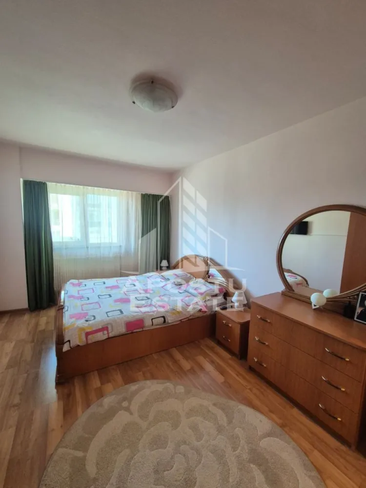 Apartament cu 2 camere , de inchiriat , Zona Complex , Timisoara - Agentia imobiliara APOSTU ESTATE va propune spre inchiriere un apartament cu 2 camere, spatios si luminos, situat in zona Complexul Studențesc ,o zona linistita si bine pozitionata din Timisoara, potrivit pentru cupluri,familii, sau studenti care isi doresc o locuinta unde sa se simta confortabil si cu acces facil catre scoli, statii de autobuz, supermarketuri , magazine de zona, parcuri.

Suprafata utila: 65 mp
Compartimentare eficienta:
-Hol de acces generos
-Bucatarie complet mobilata si utilata, cu loc de luat masa
-Living luminos si spatios
-Dormitor mobilat si utilat
-Baie prevazuta cu cada

Confort si facilitati:
-Incalzirea apartamentului: centrala proprie 
-Apartamentul este complet mobilat si utilat de către proprietar 
Localizare:
-Timis,Timisoara, zona Complexul Studențesc – acces facil spre magazine, supermarketul Lidl, scoli, parcuri si mijloace de transport in comun.

Ideal pentru:
-Familii
-Cupluri
-Studenti
Pret chirie lunara: 400 euro 
Programeaza o vizionare pentru a-ti putea imagina viitorul aici!
ID intern: CP3130911