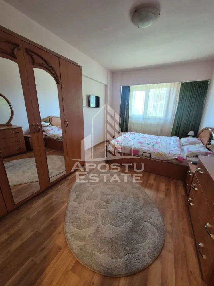 Apartament cu 2 camere , de inchiriat , Zona Complex , Timisoara - Agentia imobiliara APOSTU ESTATE va propune spre inchiriere un apartament cu 2 camere, spatios si luminos, situat in zona Complexul Studențesc ,o zona linistita si bine pozitionata din Timisoara, potrivit pentru cupluri,familii, sau studenti care isi doresc o locuinta unde sa se simta confortabil si cu acces facil catre scoli, statii de autobuz, supermarketuri , magazine de zona, parcuri.

Suprafata utila: 65 mp
Compartimentare eficienta:
-Hol de acces generos
-Bucatarie complet mobilata si utilata, cu loc de luat masa
-Living luminos si spatios
-Dormitor mobilat si utilat
-Baie prevazuta cu cada

Confort si facilitati:
-Incalzirea apartamentului: centrala proprie 
-Apartamentul este complet mobilat si utilat de către proprietar 
Localizare:
-Timis,Timisoara, zona Complexul Studențesc – acces facil spre magazine, supermarketul Lidl, scoli, parcuri si mijloace de transport in comun.

Ideal pentru:
-Familii
-Cupluri
-Studenti
Pret chirie lunara: 400 euro 
Programeaza o vizionare pentru a-ti putea imagina viitorul aici!
ID intern: CP3130911