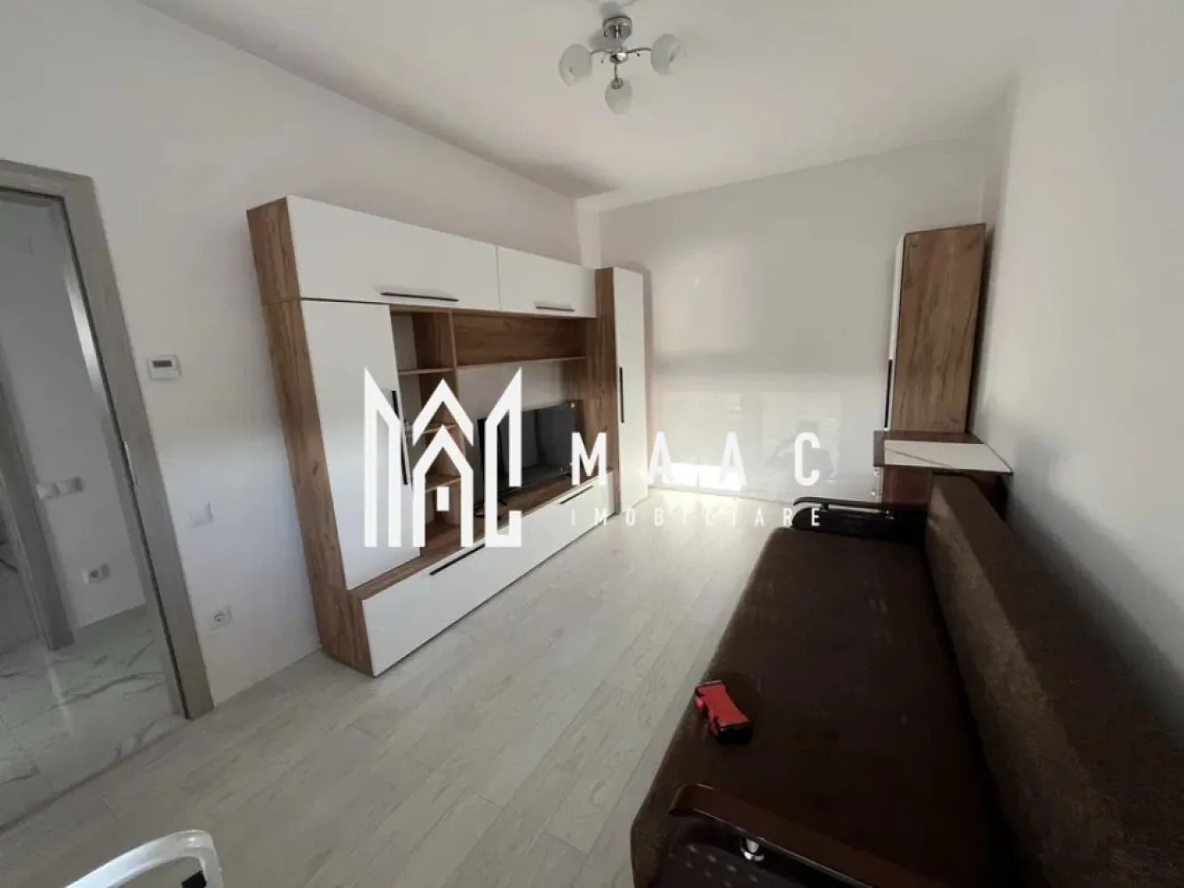 Apartament 2 camere | Parcare | 48mp | Deventer - MAAC Imobiliare vă propune spre închiriere un apartament modern cu 2 camere decomandate, balcon și loc de parcare privat, situat în cartierul Deventer, pe Strada Tractorului.

Locuința se află la etajul 3 al unui imobil nou, prevăzut cu lift. Apartamentul este la prima închiriere, oferind viitorilor chiriași confortul unor dotări și finisaje noi.

Suprafața utilă este de 48 mp, la care se adaugă balconul deschis, ideal pentru momentele de relaxare.

Compartimentare:

living spațios și luminos
dormitor matrimonial
bucătărie
baie
hol
balcon
loc de parcare privat.

Dotări și beneficii:

încălzire în pardoseală cu termostate individuale pentru fiecare încăpere;
combină frigorifică No Frost, nouă;
cuptor electric;
plită pe gaz;
mașină de spălat vase nouă;
pat matrimonial nou (160 cm lățime);
saltea premium nouă, cu memorie și două niveluri de fermitate;
dulap generos cu oglindă;
living complet mobilat, cu canapea extensibilă;
televizor nou 4K, diagonală 109 cm;
mobilier cu multiple spații de depozitare;
baie dotată cu cabină de duș și mașină de spălat rufe nouă.

Pentru mai multe detalii și programarea unei vizionări, vă invităm să contactați Maac Imobiliare, specificând ID: CP3130497