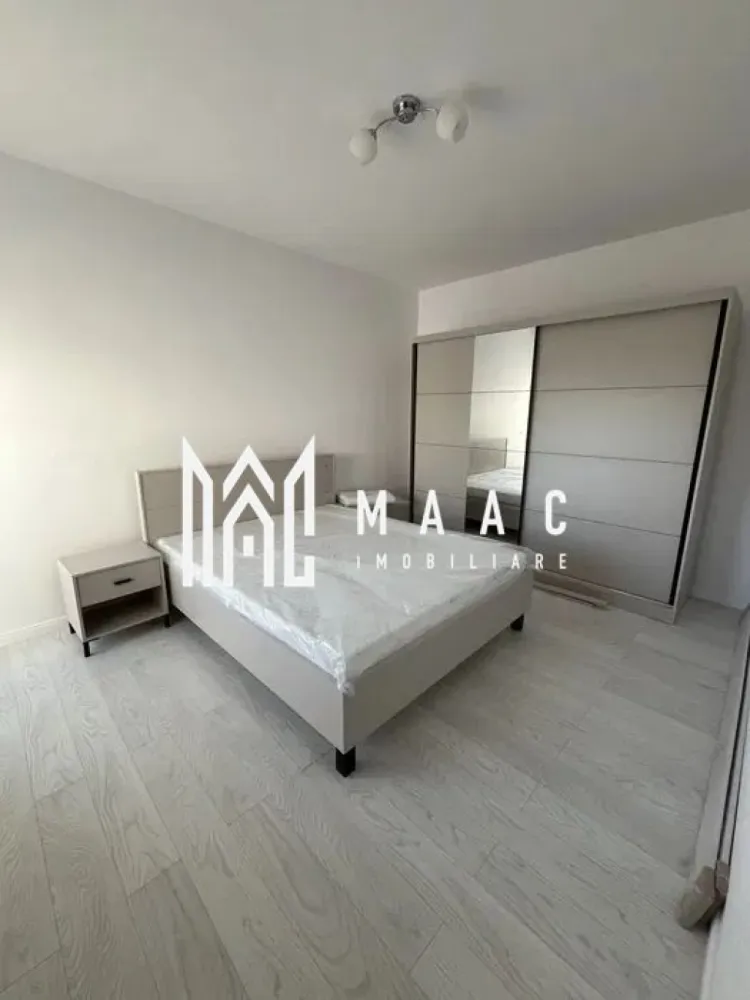 Apartament 2 camere | Parcare | 48mp | Deventer - MAAC Imobiliare vă propune spre închiriere un apartament modern cu 2 camere decomandate, balcon și loc de parcare privat, situat în cartierul Deventer, pe Strada Tractorului.

Locuința se află la etajul 3 al unui imobil nou, prevăzut cu lift. Apartamentul este la prima închiriere, oferind viitorilor chiriași confortul unor dotări și finisaje noi.

Suprafața utilă este de 48 mp, la care se adaugă balconul deschis, ideal pentru momentele de relaxare.

Compartimentare:

living spațios și luminos
dormitor matrimonial
bucătărie
baie
hol
balcon
loc de parcare privat.

Dotări și beneficii:

încălzire în pardoseală cu termostate individuale pentru fiecare încăpere;
combină frigorifică No Frost, nouă;
cuptor electric;
plită pe gaz;
mașină de spălat vase nouă;
pat matrimonial nou (160 cm lățime);
saltea premium nouă, cu memorie și două niveluri de fermitate;
dulap generos cu oglindă;
living complet mobilat, cu canapea extensibilă;
televizor nou 4K, diagonală 109 cm;
mobilier cu multiple spații de depozitare;
baie dotată cu cabină de duș și mașină de spălat rufe nouă.

Pentru mai multe detalii și programarea unei vizionări, vă invităm să contactați Maac Imobiliare, specificând ID: CP3130497
