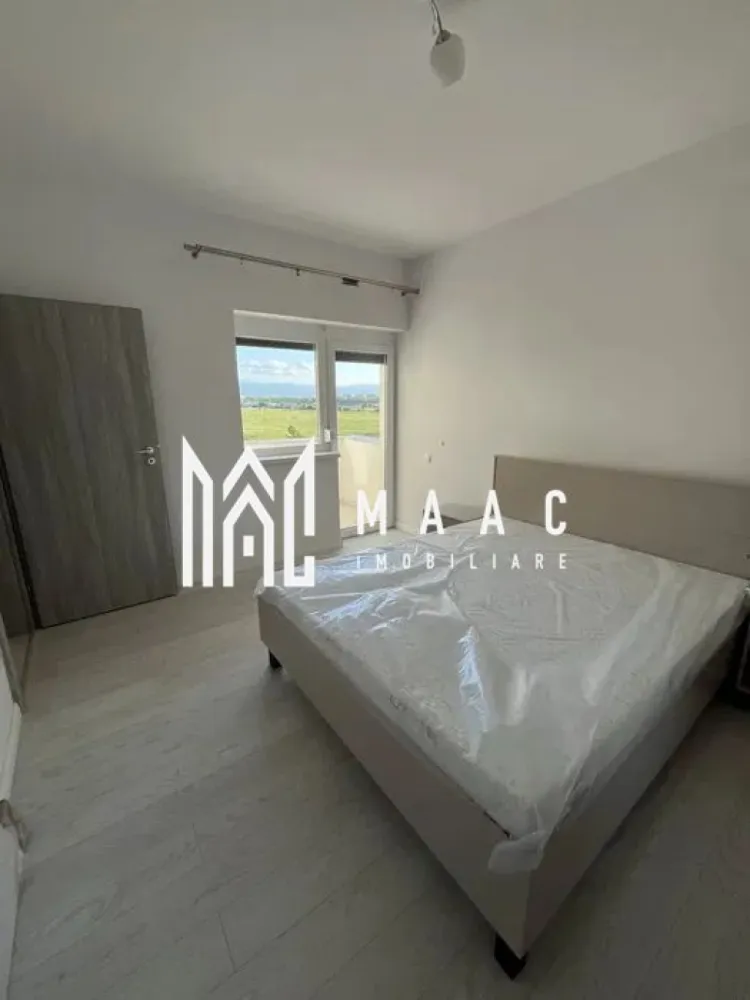 Apartament 2 camere | Parcare | 48mp | Deventer - MAAC Imobiliare vă propune spre închiriere un apartament modern cu 2 camere decomandate, balcon și loc de parcare privat, situat în cartierul Deventer, pe Strada Tractorului.

Locuința se află la etajul 3 al unui imobil nou, prevăzut cu lift. Apartamentul este la prima închiriere, oferind viitorilor chiriași confortul unor dotări și finisaje noi.

Suprafața utilă este de 48 mp, la care se adaugă balconul deschis, ideal pentru momentele de relaxare.

Compartimentare:

living spațios și luminos
dormitor matrimonial
bucătărie
baie
hol
balcon
loc de parcare privat.

Dotări și beneficii:

încălzire în pardoseală cu termostate individuale pentru fiecare încăpere;
combină frigorifică No Frost, nouă;
cuptor electric;
plită pe gaz;
mașină de spălat vase nouă;
pat matrimonial nou (160 cm lățime);
saltea premium nouă, cu memorie și două niveluri de fermitate;
dulap generos cu oglindă;
living complet mobilat, cu canapea extensibilă;
televizor nou 4K, diagonală 109 cm;
mobilier cu multiple spații de depozitare;
baie dotată cu cabină de duș și mașină de spălat rufe nouă.

Pentru mai multe detalii și programarea unei vizionări, vă invităm să contactați Maac Imobiliare, specificând ID: CP3130497