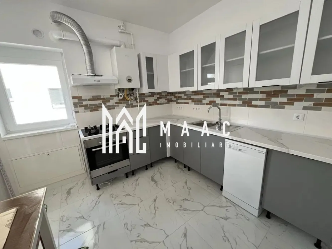 Apartament 2 camere | Parcare | 48mp | Deventer - MAAC Imobiliare vă propune spre închiriere un apartament modern cu 2 camere decomandate, balcon și loc de parcare privat, situat în cartierul Deventer, pe Strada Tractorului.

Locuința se află la etajul 3 al unui imobil nou, prevăzut cu lift. Apartamentul este la prima închiriere, oferind viitorilor chiriași confortul unor dotări și finisaje noi.

Suprafața utilă este de 48 mp, la care se adaugă balconul deschis, ideal pentru momentele de relaxare.

Compartimentare:

living spațios și luminos
dormitor matrimonial
bucătărie
baie
hol
balcon
loc de parcare privat.

Dotări și beneficii:

încălzire în pardoseală cu termostate individuale pentru fiecare încăpere;
combină frigorifică No Frost, nouă;
cuptor electric;
plită pe gaz;
mașină de spălat vase nouă;
pat matrimonial nou (160 cm lățime);
saltea premium nouă, cu memorie și două niveluri de fermitate;
dulap generos cu oglindă;
living complet mobilat, cu canapea extensibilă;
televizor nou 4K, diagonală 109 cm;
mobilier cu multiple spații de depozitare;
baie dotată cu cabină de duș și mașină de spălat rufe nouă.

Pentru mai multe detalii și programarea unei vizionări, vă invităm să contactați Maac Imobiliare, specificând ID: CP3130497