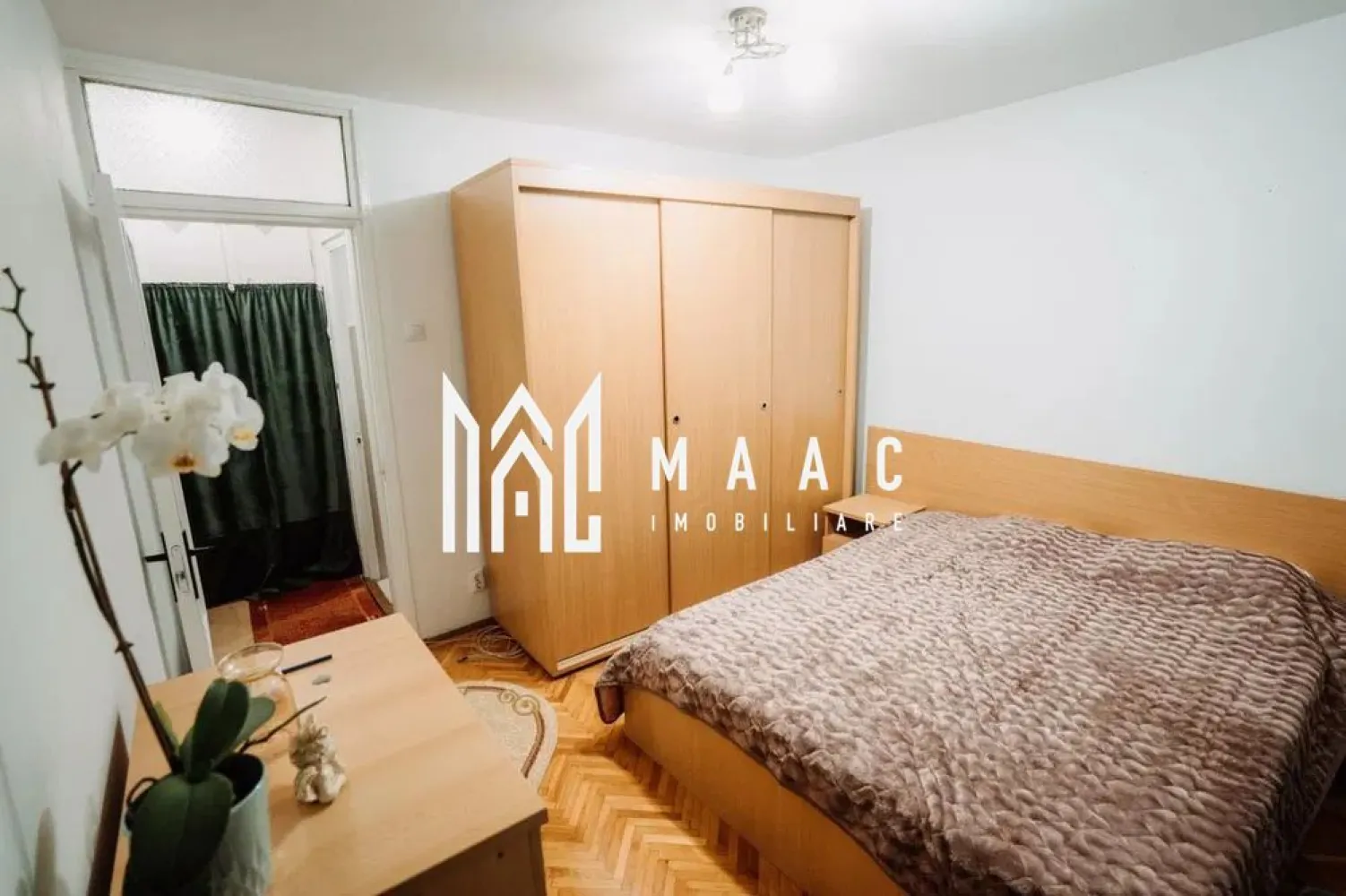 Apartament 2 camere | Parter | 53 MPU | Strand - Maac Imobiliare vă propune spre închiriere un apartament spațios, decomandat, situat la parter, într-o zonă liniștită, in cartierul Strand .

Locația este ideală pentru o familie cu copii, având în apropiere grădinițe, școli și alte facilități esențiale pentru un stil de viață confortabil.

Apartamentul este complet mobilat și utilat, astfel încât noii chiriași se pot muta imediat, fără investiții suplimentare. Compartimentarea este eficientă și practică, fiind alcătuit din:

Dormitor luminos
Living generos
Baie modernă
Hol cu spații de depozitare
Bucătărie complet echipată

Condiții de închiriere: Se percepe o garanție în cuantumul unei chirii lunare. Nu sunt acceptate animalele de companie.

Pentru mai multe detalii și programarea unei vizionări, vă invităm să contactați Maac Imobiliare, specificând ID: CP3130467