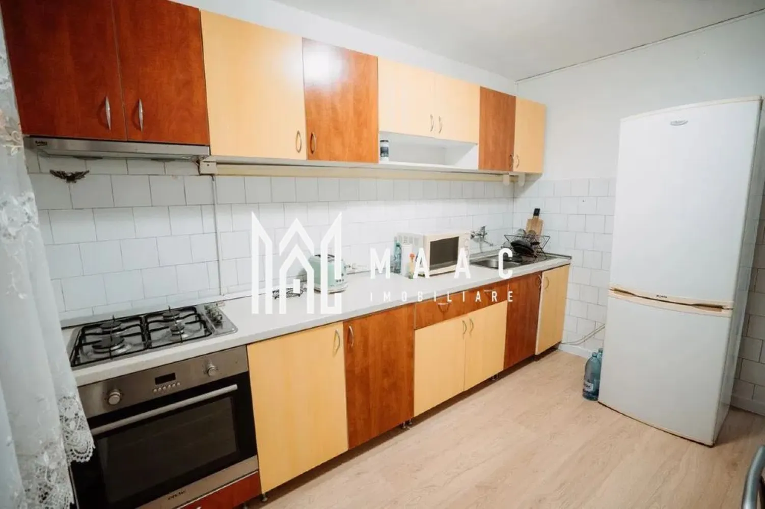 Apartament 2 camere | Parter | 53 MPU | Strand - Maac Imobiliare vă propune spre închiriere un apartament spațios, decomandat, situat la parter, într-o zonă liniștită, in cartierul Strand .

Locația este ideală pentru o familie cu copii, având în apropiere grădinițe, școli și alte facilități esențiale pentru un stil de viață confortabil.

Apartamentul este complet mobilat și utilat, astfel încât noii chiriași se pot muta imediat, fără investiții suplimentare. Compartimentarea este eficientă și practică, fiind alcătuit din:

Dormitor luminos
Living generos
Baie modernă
Hol cu spații de depozitare
Bucătărie complet echipată

Condiții de închiriere: Se percepe o garanție în cuantumul unei chirii lunare. Nu sunt acceptate animalele de companie.

Pentru mai multe detalii și programarea unei vizionări, vă invităm să contactați Maac Imobiliare, specificând ID: CP3130467