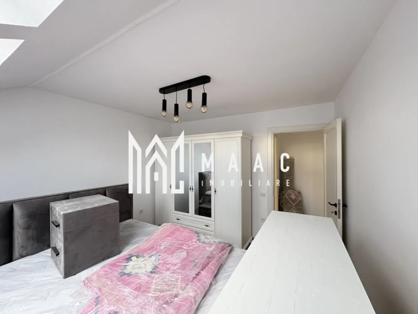 Apartament 2 camere I Bloc cu lift I Mobilat I - MAAC imobiliare va propune spre vânzare un apartament cu 2 camere,la cheie cu centrală și calorifere , situat la et 5, bloc reabilitat în totalitate, amplasat în zona Lazaret, aproape de ieșirea pe autostradă de magazine și la 3 min de promenada mall Apartamentul este mobilat și utilat Pentru mai multe detalii precizați ca ați văzut anunțul cu ID CP2894099 }}