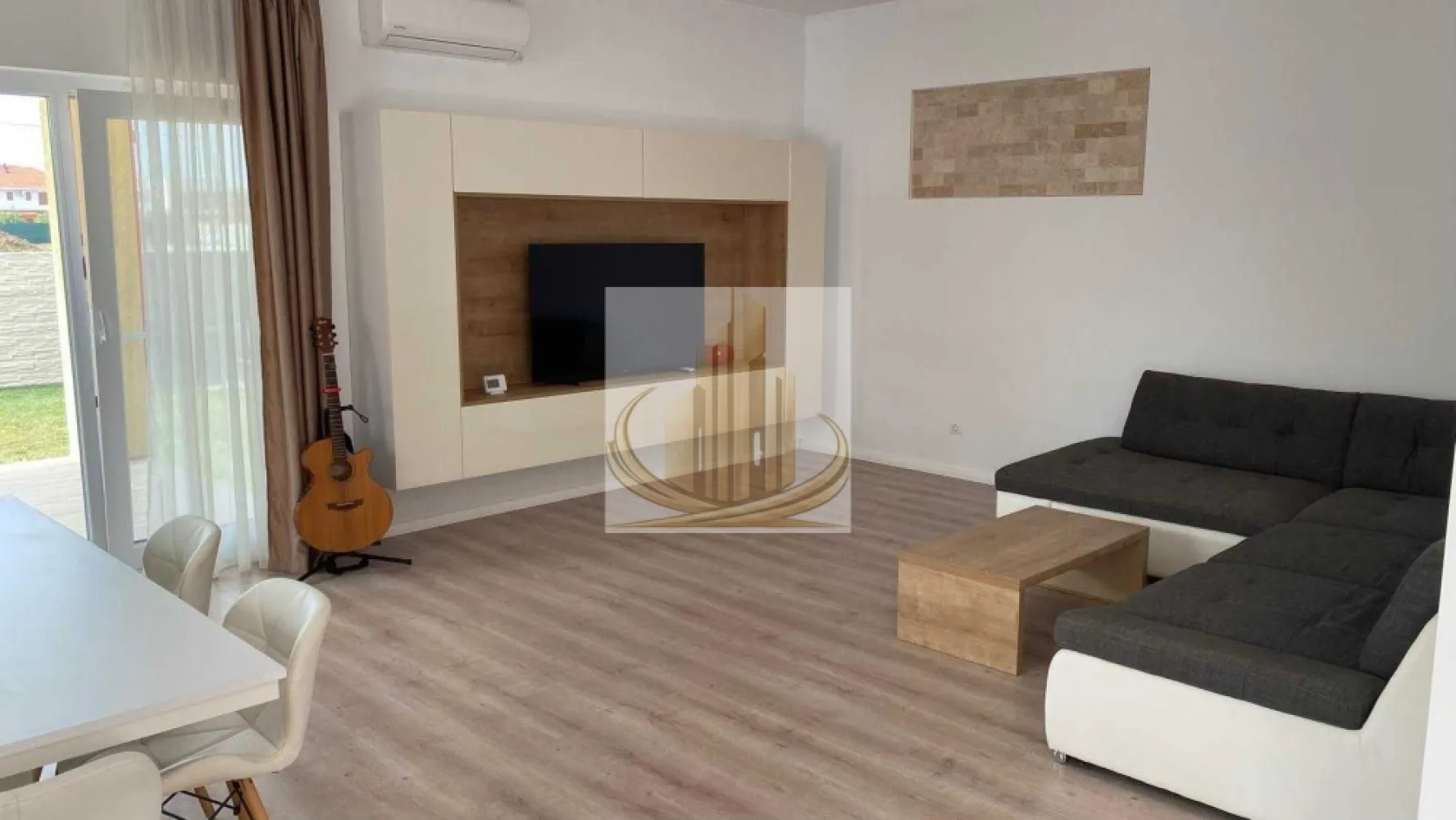 Casă individuală | 125 mp | P+M | 3 dormitoare, 2 bai | Dumbravita - Echipa Grand Mobilis Imobiliare vă propune spre închiriere o casă individuală modernă, desfășurată pe Parter + Mansardă, cu o suprafață utilă de 125 mp, situată într-o zonă liniștită și aerisită, ideală pentru familiile care își doresc confort, intimitate și acces facil către toate facilitățile orașului.

Proprietatea este o construcție nouă, realizată cu materiale de calitate, atenție la detalii și accent pe funcționalitate, oferind un ambient modern, luminos și primitor.

Compartimentarea este practică și bine gândită:

Parter:

living spațios cu bucătărie open-space;
2 dormitoare;
2 băi.

Mansardă:

dormitor;
zonă generoasă de living și birou;
multiple spații de depozitare.

Un avantaj important îl reprezintă faptul că, în următoarele 2-3 luni, va fi amenajată și cea de-a treia baie de la mansardă, sporind și mai mult confortul oferit de proprietate.

Casa dispune de:

centrală proprie;
aer condiționat;
curte privată;
spații generoase și bine compartimentate;
multiple zone de depozitare.

Poziționarea este un alt punct forte al proprietății, aceasta fiind situată într-o zonă foarte liniștită, dar excelent conectată, având în imediata apropiere:

mijloace de transport în comun;
magazine și supermarketuri;
after-school;
școală și grădiniță;
parcuri și zone verzi;
pistă pentru biciclete;
acces facil către principalele artere ale orașului și alte puncte de interes.

Datorită suprafeței generoase de 125 mp utili, compartimentării eficiente și liniștii oferite de o locuință individuală, această proprietate reprezintă alegerea ideală pentru o familie care își dorește mai mult spațiu, confort și intimitate decât poate oferi un apartament.

Pentru mai multe detalii sau programarea unei vizionări, echipa Grand Mobilis Imobiliare vă stă cu drag la dispoziție. 
ID Intern: CP3130134
