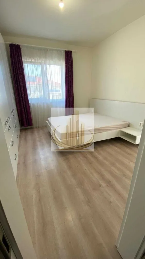 Casă individuală | 125 mp | P+M | 3 dormitoare, 2 bai | Dumbravita - Echipa Grand Mobilis Imobiliare vă propune spre închiriere o casă individuală modernă, desfășurată pe Parter + Mansardă, cu o suprafață utilă de 125 mp, situată într-o zonă liniștită și aerisită, ideală pentru familiile care își doresc confort, intimitate și acces facil către toate facilitățile orașului.

Proprietatea este o construcție nouă, realizată cu materiale de calitate, atenție la detalii și accent pe funcționalitate, oferind un ambient modern, luminos și primitor.

Compartimentarea este practică și bine gândită:

Parter:

living spațios cu bucătărie open-space;
2 dormitoare;
2 băi.

Mansardă:

dormitor;
zonă generoasă de living și birou;
multiple spații de depozitare.

Un avantaj important îl reprezintă faptul că, în următoarele 2-3 luni, va fi amenajată și cea de-a treia baie de la mansardă, sporind și mai mult confortul oferit de proprietate.

Casa dispune de:

centrală proprie;
aer condiționat;
curte privată;
spații generoase și bine compartimentate;
multiple zone de depozitare.

Poziționarea este un alt punct forte al proprietății, aceasta fiind situată într-o zonă foarte liniștită, dar excelent conectată, având în imediata apropiere:

mijloace de transport în comun;
magazine și supermarketuri;
after-school;
școală și grădiniță;
parcuri și zone verzi;
pistă pentru biciclete;
acces facil către principalele artere ale orașului și alte puncte de interes.

Datorită suprafeței generoase de 125 mp utili, compartimentării eficiente și liniștii oferite de o locuință individuală, această proprietate reprezintă alegerea ideală pentru o familie care își dorește mai mult spațiu, confort și intimitate decât poate oferi un apartament.

Pentru mai multe detalii sau programarea unei vizionări, echipa Grand Mobilis Imobiliare vă stă cu drag la dispoziție. 
ID Intern: CP3130134