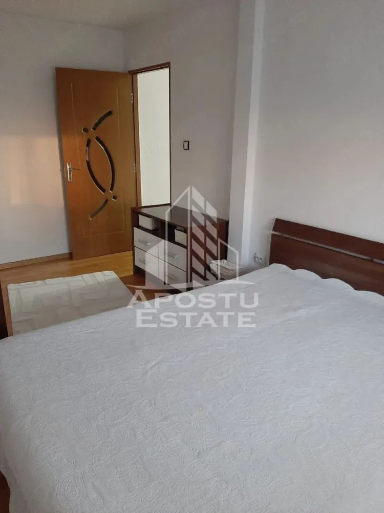 Apartament cu 2 camere de vanzare, decomandat, zona Sagului, Timisoara - Agentia imobiliara APOSTU ESTATE va ofera spre vanzare un apartament 2 camere, complet mobilat si utilat, localizat in judetul Timis, Timisoara, zona Sagului.
Apartamentul are o suprafata de 48 mp utili si este situat la etajul 5.
Compartimentare:
- Hol de acces
- Bucatarie
- Living
- Dormitor
- Baie
Confortul termic este asigurat prin intermediul centralei proprii si a aparatului de aer conditionat.
Zona cu numeroase facilitati si puncte de interes precum: acces rapid si usor la mijloacele de transport in comun, mall-ul Shopping City la cateva minute distanta, si alte supermarket-uri in apropiere, farmacii, institutii de invatamant, restaurante, baruri, cafenele si multe altele.
Agentia imobiliara Apostu Estate va ofera consultanta bancara gratuita prin intermediul colaboratorilor nostri pentru alegerea celui mai potrivit tip de credit, astfel incat tu sa devi noul proprietar al acestui apartament.
Va asteptam cu drag la o vizionare!
ID intern: CP3124299.