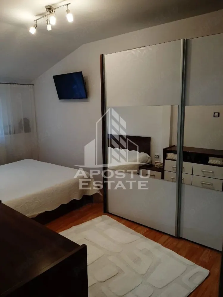 Apartament cu 2 camere de vanzare, decomandat, zona Sagului, Timisoara - Agentia imobiliara APOSTU ESTATE va ofera spre vanzare un apartament 2 camere, complet mobilat si utilat, localizat in judetul Timis, Timisoara, zona Sagului.
Apartamentul are o suprafata de 48 mp utili si este situat la etajul 5.
Compartimentare:
- Hol de acces
- Bucatarie
- Living
- Dormitor
- Baie
Confortul termic este asigurat prin intermediul centralei proprii si a aparatului de aer conditionat.
Zona cu numeroase facilitati si puncte de interes precum: acces rapid si usor la mijloacele de transport in comun, mall-ul Shopping City la cateva minute distanta, si alte supermarket-uri in apropiere, farmacii, institutii de invatamant, restaurante, baruri, cafenele si multe altele.
Agentia imobiliara Apostu Estate va ofera consultanta bancara gratuita prin intermediul colaboratorilor nostri pentru alegerea celui mai potrivit tip de credit, astfel incat tu sa devi noul proprietar al acestui apartament.
Va asteptam cu drag la o vizionare!
ID intern: CP3124299.