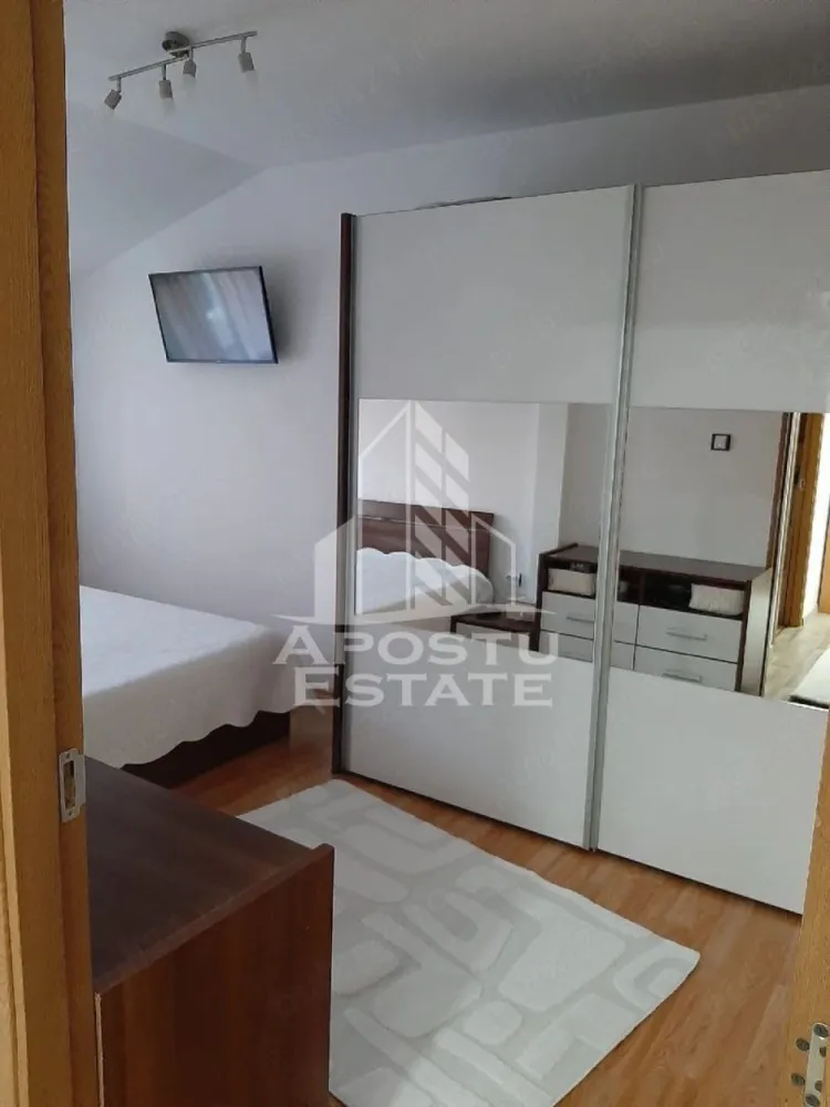 Apartament cu 2 camere de vanzare, decomandat, zona Sagului, Timisoara - Agentia imobiliara APOSTU ESTATE va ofera spre vanzare un apartament 2 camere, complet mobilat si utilat, localizat in judetul Timis, Timisoara, zona Sagului.
Apartamentul are o suprafata de 48 mp utili si este situat la etajul 5.
Compartimentare:
- Hol de acces
- Bucatarie
- Living
- Dormitor
- Baie
Confortul termic este asigurat prin intermediul centralei proprii si a aparatului de aer conditionat.
Zona cu numeroase facilitati si puncte de interes precum: acces rapid si usor la mijloacele de transport in comun, mall-ul Shopping City la cateva minute distanta, si alte supermarket-uri in apropiere, farmacii, institutii de invatamant, restaurante, baruri, cafenele si multe altele.
Agentia imobiliara Apostu Estate va ofera consultanta bancara gratuita prin intermediul colaboratorilor nostri pentru alegerea celui mai potrivit tip de credit, astfel incat tu sa devi noul proprietar al acestui apartament.
Va asteptam cu drag la o vizionare!
ID intern: CP3124299.