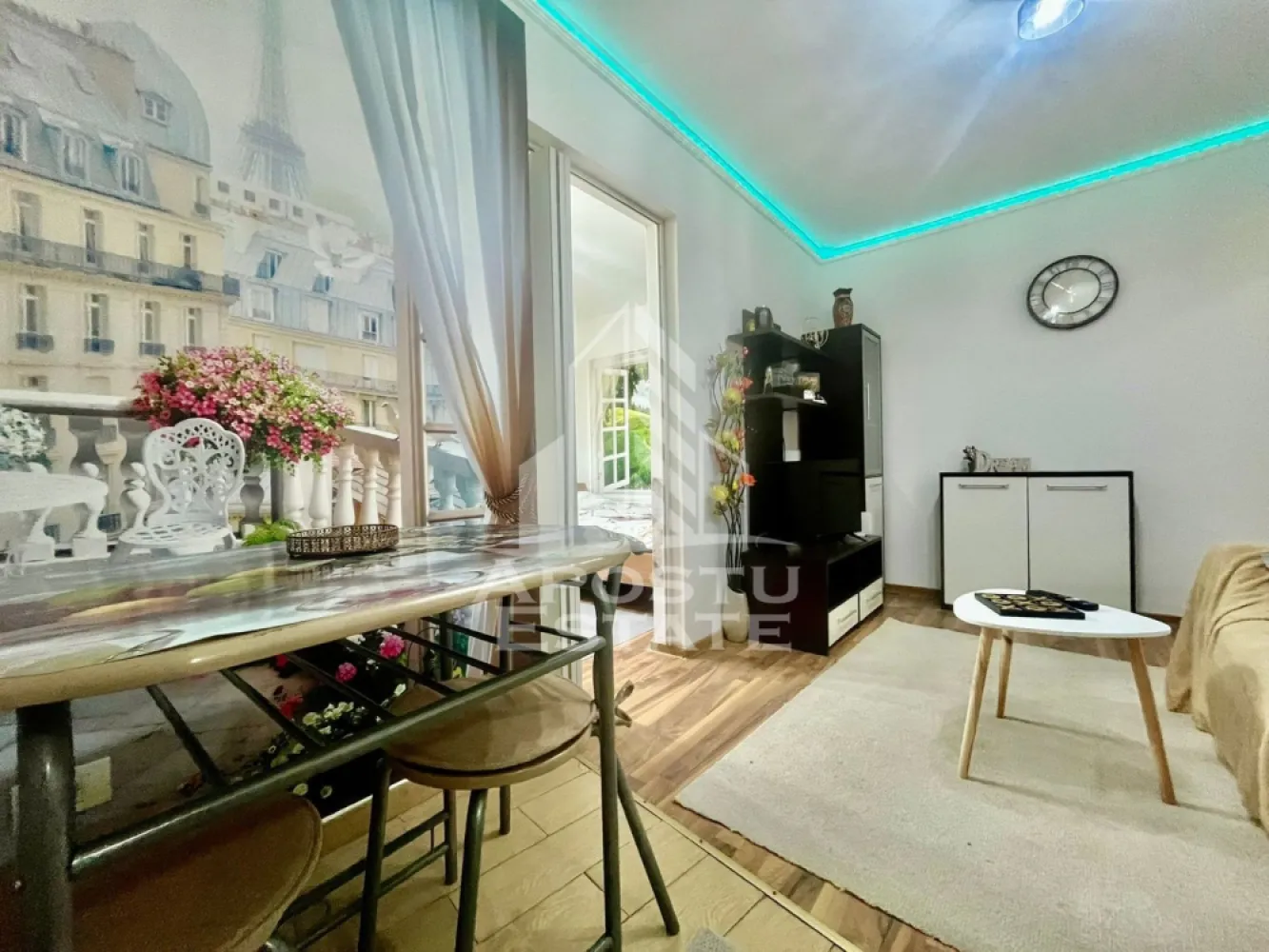 Apartament 2 camere, zona Intim - Apostu Estate va propune apartament de inchiriat in zona Intim, una dintre cele mai cautate si bine dezvoltate zone din oras, ideal pentru cei care isi doresc confort, acces rapid la facilitati si un stil de viata modern.

Locuinta are o suprafata utila de 40 mp si este compartimentata eficient, oferind un echilibru perfect intre spatiu si functionalitate. Apartamentul este luminos, bine intretinut si amenajat astfel incat sa ofere o atmosfera primitoare inca de la prima vedere.

Zona Intim ofera acces rapid la supermarketuri, magazine, farmacii, restaurante, mijloace de transport in comun si alte puncte de interes, fiind potrivita atat pentru persoane active, cat si pentru cupluri sau familii.

Apartamentul este ideal pentru cei care cauta o locuinta confortabila, bine pozitionata si gata de mutare, intr-o zona urbana moderna si bine conectata si se inchiriaza complet mobilat si utilat, fiind pregatit pentru mutare imediata. Mobilierul este modern si practic, iar electrocasnicele necesare sunt deja instalate, astfel incat viitorul chirias sa nu mai fie nevoit sa faca investitii suplimentare.
Pentru mai multe detalii, va rugam sa ne contactati
CP3059781