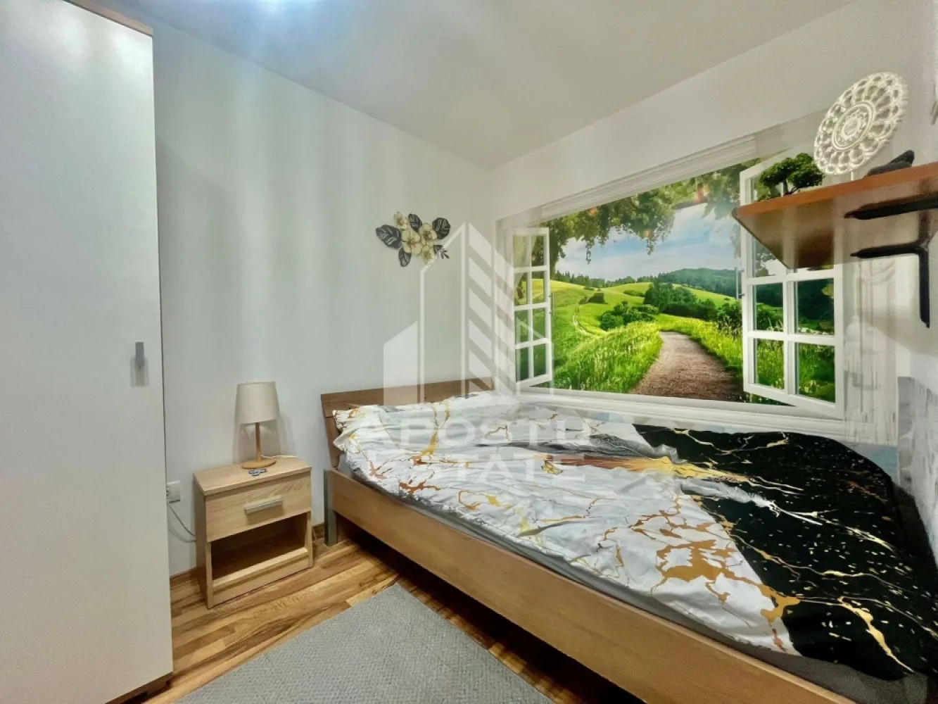 Apartament 2 camere, zona Intim - Apostu Estate va propune apartament de inchiriat in zona Intim, una dintre cele mai cautate si bine dezvoltate zone din oras, ideal pentru cei care isi doresc confort, acces rapid la facilitati si un stil de viata modern.

Locuinta are o suprafata utila de 40 mp si este compartimentata eficient, oferind un echilibru perfect intre spatiu si functionalitate. Apartamentul este luminos, bine intretinut si amenajat astfel incat sa ofere o atmosfera primitoare inca de la prima vedere.

Zona Intim ofera acces rapid la supermarketuri, magazine, farmacii, restaurante, mijloace de transport in comun si alte puncte de interes, fiind potrivita atat pentru persoane active, cat si pentru cupluri sau familii.

Apartamentul este ideal pentru cei care cauta o locuinta confortabila, bine pozitionata si gata de mutare, intr-o zona urbana moderna si bine conectata si se inchiriaza complet mobilat si utilat, fiind pregatit pentru mutare imediata. Mobilierul este modern si practic, iar electrocasnicele necesare sunt deja instalate, astfel incat viitorul chirias sa nu mai fie nevoit sa faca investitii suplimentare.
Pentru mai multe detalii, va rugam sa ne contactati
CP3059781