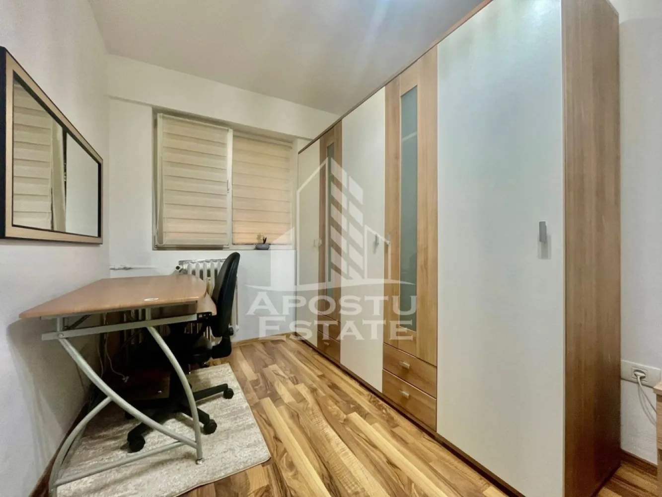 Apartament 2 camere, zona Intim - Apostu Estate va propune apartament de inchiriat in zona Intim, una dintre cele mai cautate si bine dezvoltate zone din oras, ideal pentru cei care isi doresc confort, acces rapid la facilitati si un stil de viata modern.

Locuinta are o suprafata utila de 40 mp si este compartimentata eficient, oferind un echilibru perfect intre spatiu si functionalitate. Apartamentul este luminos, bine intretinut si amenajat astfel incat sa ofere o atmosfera primitoare inca de la prima vedere.

Zona Intim ofera acces rapid la supermarketuri, magazine, farmacii, restaurante, mijloace de transport in comun si alte puncte de interes, fiind potrivita atat pentru persoane active, cat si pentru cupluri sau familii.

Apartamentul este ideal pentru cei care cauta o locuinta confortabila, bine pozitionata si gata de mutare, intr-o zona urbana moderna si bine conectata si se inchiriaza complet mobilat si utilat, fiind pregatit pentru mutare imediata. Mobilierul este modern si practic, iar electrocasnicele necesare sunt deja instalate, astfel incat viitorul chirias sa nu mai fie nevoit sa faca investitii suplimentare.
Pentru mai multe detalii, va rugam sa ne contactati
CP3059781