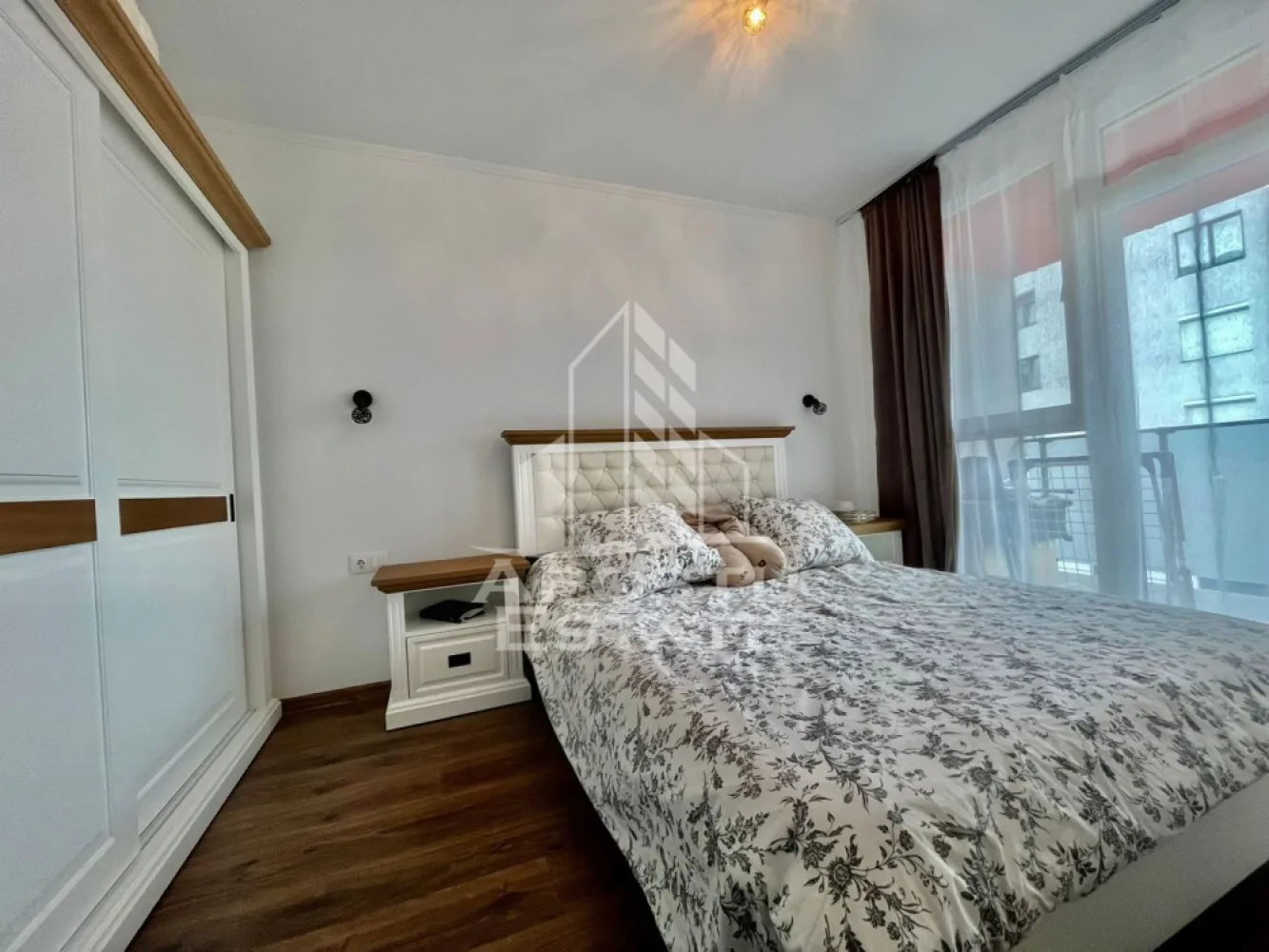Apartament 2 camere, zona ARED KAUFLAND - Apostu Estate va propune apartament de inchiriat in zona ARED – Kaufland, una dintre cele mai cautate si bine dezvoltate zone din oras, ideal pentru cei care isi doresc confort, acces rapid la facilitati si un stil de viata modern.

Locuinta are o suprafata utila de 55 mp si este compartimentata eficient, oferind un echilibru perfect intre spatiu si functionalitate. Apartamentul este luminos, bine intretinut si amenajat astfel incat sa ofere o atmosfera primitoare inca de la prima vedere.

Este dotat cu centrala termica proprie pe gaz, ceea ce permite controlul individual al temperaturii si costuri optimizate pe timpul sezonului rece. De asemenea, beneficiaza de aer conditionat, asigurand confort termic pe tot parcursul anului, indiferent de sezon.

Apartamentul se inchiriaza complet mobilat si utilat, fiind pregatit pentru mutare imediata. Mobilierul este modern si practic, iar electrocasnicele necesare sunt deja instalate, astfel incat viitorul chirias sa nu mai fie nevoit sa faca investitii suplimentare.

Un mare avantaj il reprezinta izolarea atat interioara, cat si exterioara, care contribuie semnificativ la eficienta energetica a locuintei, mentinand caldura pe timp de iarna si racoarea pe timp de vara, dar si la reducerea zgomotului exterior.

Zona ARED – Kaufland ofera acces rapid la supermarketuri, magazine, farmacii, restaurante, mijloace de transport in comun si alte puncte de interes, fiind potrivita atat pentru persoane active, cat si pentru cupluri sau familii.

Apartamentul este ideal pentru cei care cauta o locuinta confortabila, bine pozitionata si gata de mutare, intr-o zona urbana moderna si bine conectata.
Pentru mai multe detalii si vizonari, va rugam se ne contactati.
CP3052101