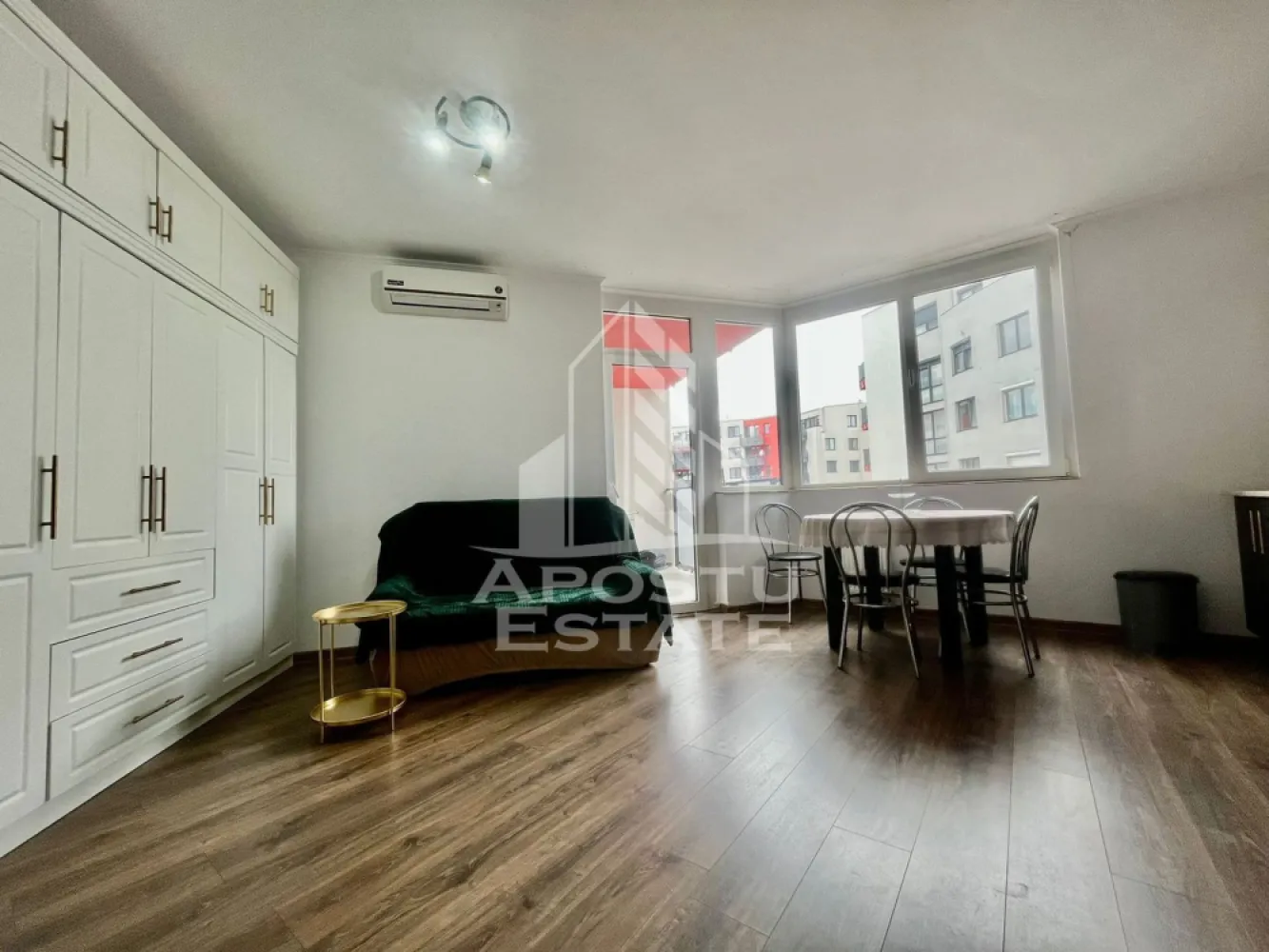 Apartament 2 camere, zona ARED KAUFLAND - Apostu Estate va propune apartament de inchiriat in zona ARED – Kaufland, una dintre cele mai cautate si bine dezvoltate zone din oras, ideal pentru cei care isi doresc confort, acces rapid la facilitati si un stil de viata modern.

Locuinta are o suprafata utila de 55 mp si este compartimentata eficient, oferind un echilibru perfect intre spatiu si functionalitate. Apartamentul este luminos, bine intretinut si amenajat astfel incat sa ofere o atmosfera primitoare inca de la prima vedere.

Este dotat cu centrala termica proprie pe gaz, ceea ce permite controlul individual al temperaturii si costuri optimizate pe timpul sezonului rece. De asemenea, beneficiaza de aer conditionat, asigurand confort termic pe tot parcursul anului, indiferent de sezon.

Apartamentul se inchiriaza complet mobilat si utilat, fiind pregatit pentru mutare imediata. Mobilierul este modern si practic, iar electrocasnicele necesare sunt deja instalate, astfel incat viitorul chirias sa nu mai fie nevoit sa faca investitii suplimentare.

Un mare avantaj il reprezinta izolarea atat interioara, cat si exterioara, care contribuie semnificativ la eficienta energetica a locuintei, mentinand caldura pe timp de iarna si racoarea pe timp de vara, dar si la reducerea zgomotului exterior.

Zona ARED – Kaufland ofera acces rapid la supermarketuri, magazine, farmacii, restaurante, mijloace de transport in comun si alte puncte de interes, fiind potrivita atat pentru persoane active, cat si pentru cupluri sau familii.

Apartamentul este ideal pentru cei care cauta o locuinta confortabila, bine pozitionata si gata de mutare, intr-o zona urbana moderna si bine conectata.
Pentru mai multe detalii si vizonari, va rugam se ne contactati.
CP3052101