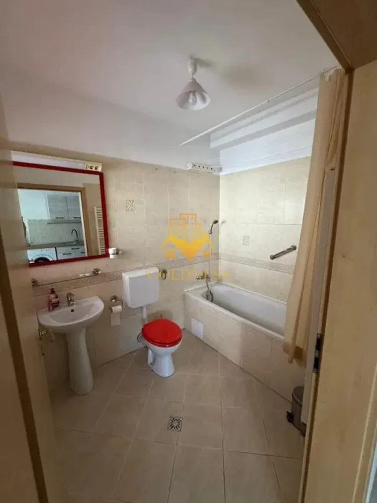 2 camera open space, Pet Friendly, Parcare, Profi, Borhanci - GOLDNESS Imobiliare vă propune spre închiriere un apartament cu 2 camere ope space, complet mobilat și utilat, aituat la parterul unei case cu 2 etaje, în Cartierul Borhanci.
Se accepta pisici si caini de talie mica!
Dispune de loc de parcare!
Se află în apropierea stațiilor de transport în comun, magazine, restaurante, spații verzi, farmacii, etc. 

Apartamentul este compartimentat astfel:
 - dormitor cu pat matrimonial, dressing, noptiere, birou
 - living cu bucatarie open space complet utilată și mobilată, canapea extensibilă, comoda tv, loc de servit masa, televizor
 - baie cu cada, calorifer port prosop și dulap pentru depozitare.
 - terasa de 6 mp.

Imobilul este dotat cu toate cele necesare- centrală proprie, frigider, plita, hotă, mașină de spălat haine, televizor, etc. 

Dacă sunteți interesați de acest apartament și doriți să îl vizionați, dar și pentru alte oferte nu ezitați să ne contactați telefonic sau prin e-mail. Vă stăm la dispoziție!
Pentru intermediere se percepe un comision de 50% din prețul chiriei!