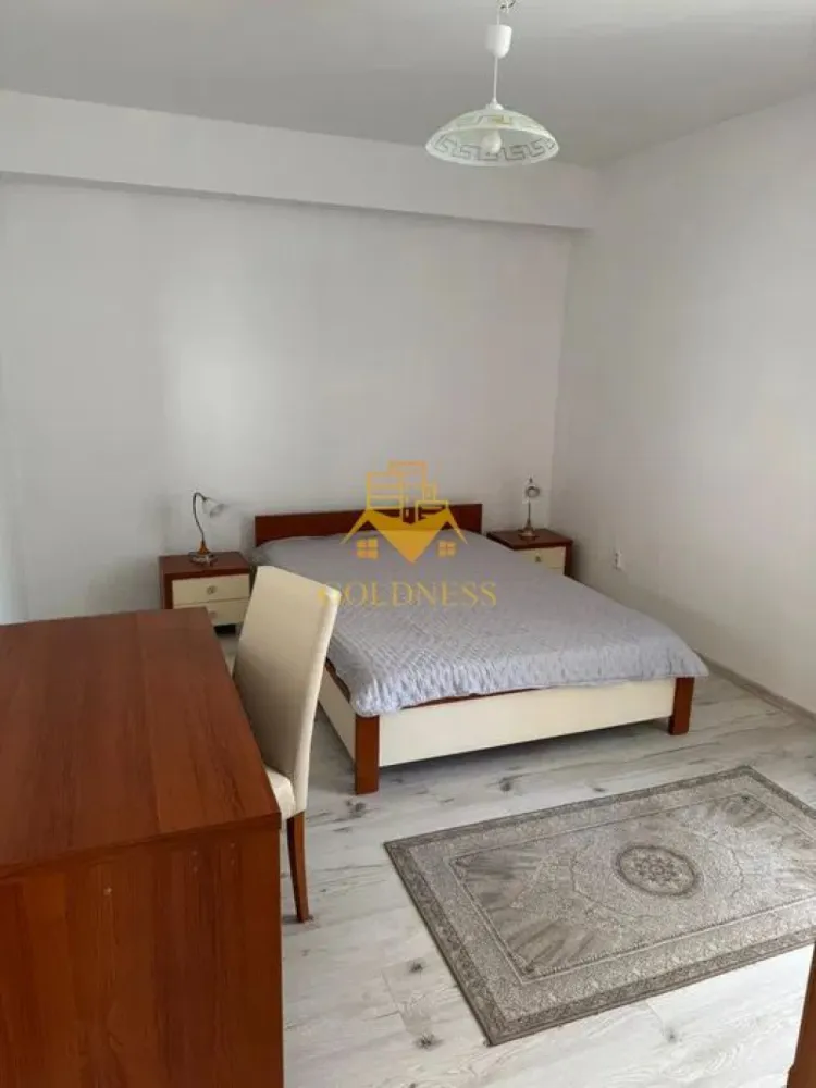2 camera open space, Pet Friendly, Parcare, Profi, Borhanci - GOLDNESS Imobiliare vă propune spre închiriere un apartament cu 2 camere ope space, complet mobilat și utilat, aituat la parterul unei case cu 2 etaje, în Cartierul Borhanci.
Se accepta pisici si caini de talie mica!
Dispune de loc de parcare!
Se află în apropierea stațiilor de transport în comun, magazine, restaurante, spații verzi, farmacii, etc. 

Apartamentul este compartimentat astfel:
 - dormitor cu pat matrimonial, dressing, noptiere, birou
 - living cu bucatarie open space complet utilată și mobilată, canapea extensibilă, comoda tv, loc de servit masa, televizor
 - baie cu cada, calorifer port prosop și dulap pentru depozitare.
 - terasa de 6 mp.

Imobilul este dotat cu toate cele necesare- centrală proprie, frigider, plita, hotă, mașină de spălat haine, televizor, etc. 

Dacă sunteți interesați de acest apartament și doriți să îl vizionați, dar și pentru alte oferte nu ezitați să ne contactați telefonic sau prin e-mail. Vă stăm la dispoziție!
Pentru intermediere se percepe un comision de 50% din prețul chiriei!