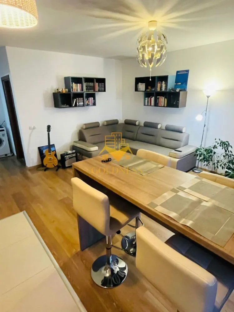 2 camere, Buna ziua, Bonjour, Calea Turzii, Pet Friendly, Parcare - GOLDNESS Imobiliare vă propune spre închiriere un apartament cu 2 camere complet mobilat și utilat, la etajul 6 într-un imobil de 8 etaje, în Cartierul Buna ziua.
Dispune de loc de parcare!
Se află în apropierea stațiilor de transport în comun, magazine, restaurante, spații verzi, farmacii, etc. 

Apartamentul este compartimentat astfel:
 - dormitor cu pat matrimonial, dressing, noptiere
 - living cu canapea extensibilă 
 - bucătărie open space complet utilată și mobilată, loc de servit masa 
 - baie cu cada, calorifer port prosop și dulap pentru depozitare.
 - terasa de 6mp.

Imobilul este dotat cu toate cele necesare- centrală proprie, frigider, aragaz, hotă, mașină de spălat haine și vase, etc. 

Dacă sunteți interesați de acest apartament și doriți să îl vizionați, dar și pentru alte oferte nu ezitați să ne contactați telefonic sau prin e-mail. Vă stăm la dispoziție!
Pentru intermediere se percepe un comision de 50% din prețul chiriei!