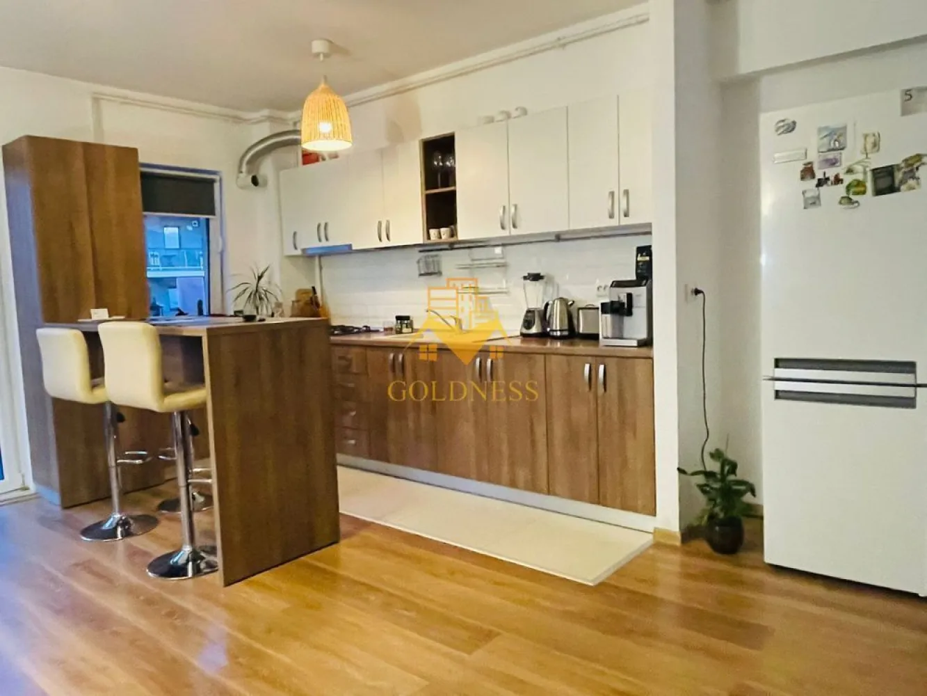 2 camere, Buna ziua, Bonjour, Calea Turzii, Pet Friendly, Parcare - GOLDNESS Imobiliare vă propune spre închiriere un apartament cu 2 camere complet mobilat și utilat, la etajul 6 într-un imobil de 8 etaje, în Cartierul Buna ziua.
Dispune de loc de parcare!
Se află în apropierea stațiilor de transport în comun, magazine, restaurante, spații verzi, farmacii, etc. 

Apartamentul este compartimentat astfel:
 - dormitor cu pat matrimonial, dressing, noptiere
 - living cu canapea extensibilă 
 - bucătărie open space complet utilată și mobilată, loc de servit masa 
 - baie cu cada, calorifer port prosop și dulap pentru depozitare.
 - terasa de 6mp.

Imobilul este dotat cu toate cele necesare- centrală proprie, frigider, aragaz, hotă, mașină de spălat haine și vase, etc. 

Dacă sunteți interesați de acest apartament și doriți să îl vizionați, dar și pentru alte oferte nu ezitați să ne contactați telefonic sau prin e-mail. Vă stăm la dispoziție!
Pentru intermediere se percepe un comision de 50% din prețul chiriei!