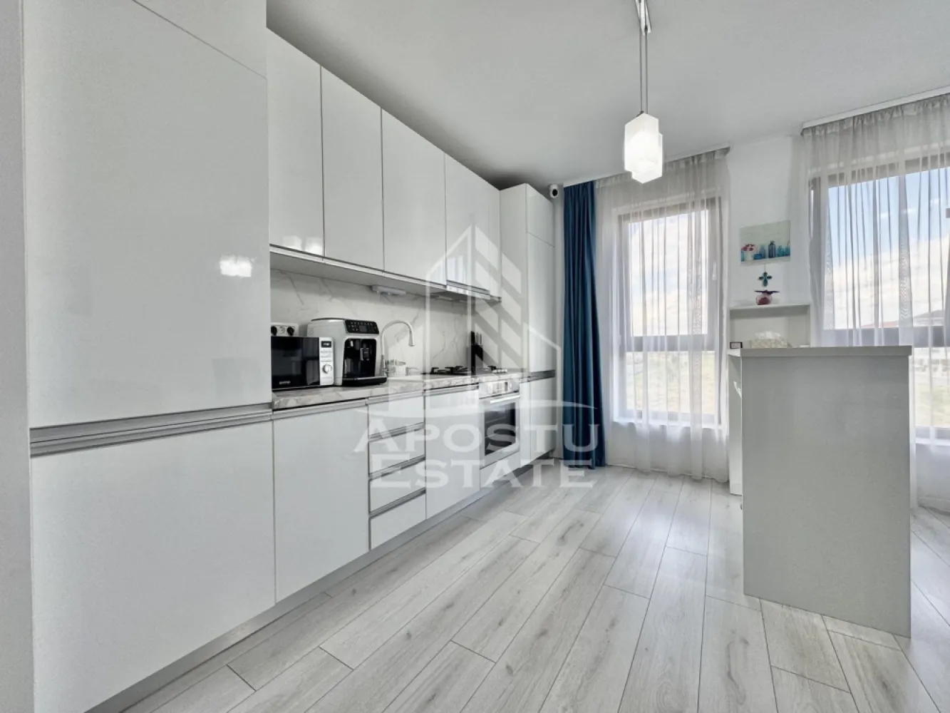 Apartament cu 2 camere la etajul 1 cu lift complet mobilat si utilat - APOSTU ESTATE va propune spre inchiriere un apartament cu 2 camere spatios si luminos, situat in Giroc, potrivit pentru cupluri sau persoane singure care isi doresc o locuinta in care sa se simta confortabil.

Imobilul este situat la etajul 1 din 3, intr-un bloc cu lift si are suprafata de 52 mp.

Compartimentare:
- hol acces cu numeroase spatii pentru depozitare
- Bucatarie complet mobilata si utilata (frigider si masina de spalat vase incorporate, plita pe gaz, cuptor electric, hota si cuptor cu microunde)
- Living luminos si spatios
- Dormitor complet mobilat si utilat
- Baie cu cada si geam
- Terasa 

Confortul termic este asigurat prin intermediul centralei proprii pe gaz, incalzire cu calorifere si al aparatului pentru aer conditionat montat in living.
1 Loc de parcare supravegheat video.

In zona sunt magazine si supermarket-uri precum Profi la 1 minut de mers pe jos, statie de autobuz la 3 minute, scoala si gradinita la 15 minute distanta.

Pentru mai multe detalii nu ezitati sa ne contactati!
Va asteptam cu drag la o vizionare chiar astazi!
CP2741330