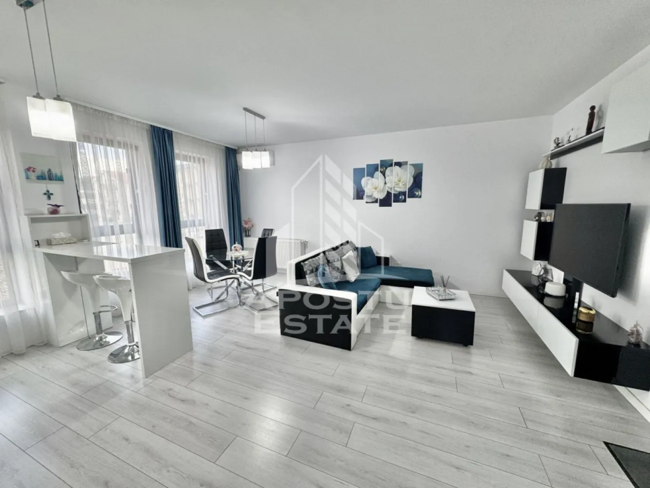 Apartament cu 2 camere la etajul 1 cu lift complet mobilat si utilat - APOSTU ESTATE va propune spre inchiriere un apartament cu 2 camere spatios si luminos, situat in Giroc, potrivit pentru cupluri sau persoane singure care isi doresc o locuinta in care sa se simta confortabil.

Imobilul este situat la etajul 1 din 3, intr-un bloc cu lift si are suprafata de 52 mp.

Compartimentare:
- hol acces cu numeroase spatii pentru depozitare
- Bucatarie complet mobilata si utilata (frigider si masina de spalat vase incorporate, plita pe gaz, cuptor electric, hota si cuptor cu microunde)
- Living luminos si spatios
- Dormitor complet mobilat si utilat
- Baie cu cada si geam
- Terasa 

Confortul termic este asigurat prin intermediul centralei proprii pe gaz, incalzire cu calorifere si al aparatului pentru aer conditionat montat in living.
1 Loc de parcare supravegheat video.

In zona sunt magazine si supermarket-uri precum Profi la 1 minut de mers pe jos, statie de autobuz la 3 minute, scoala si gradinita la 15 minute distanta.

Pentru mai multe detalii nu ezitati sa ne contactati!
Va asteptam cu drag la o vizionare chiar astazi!
CP2741330