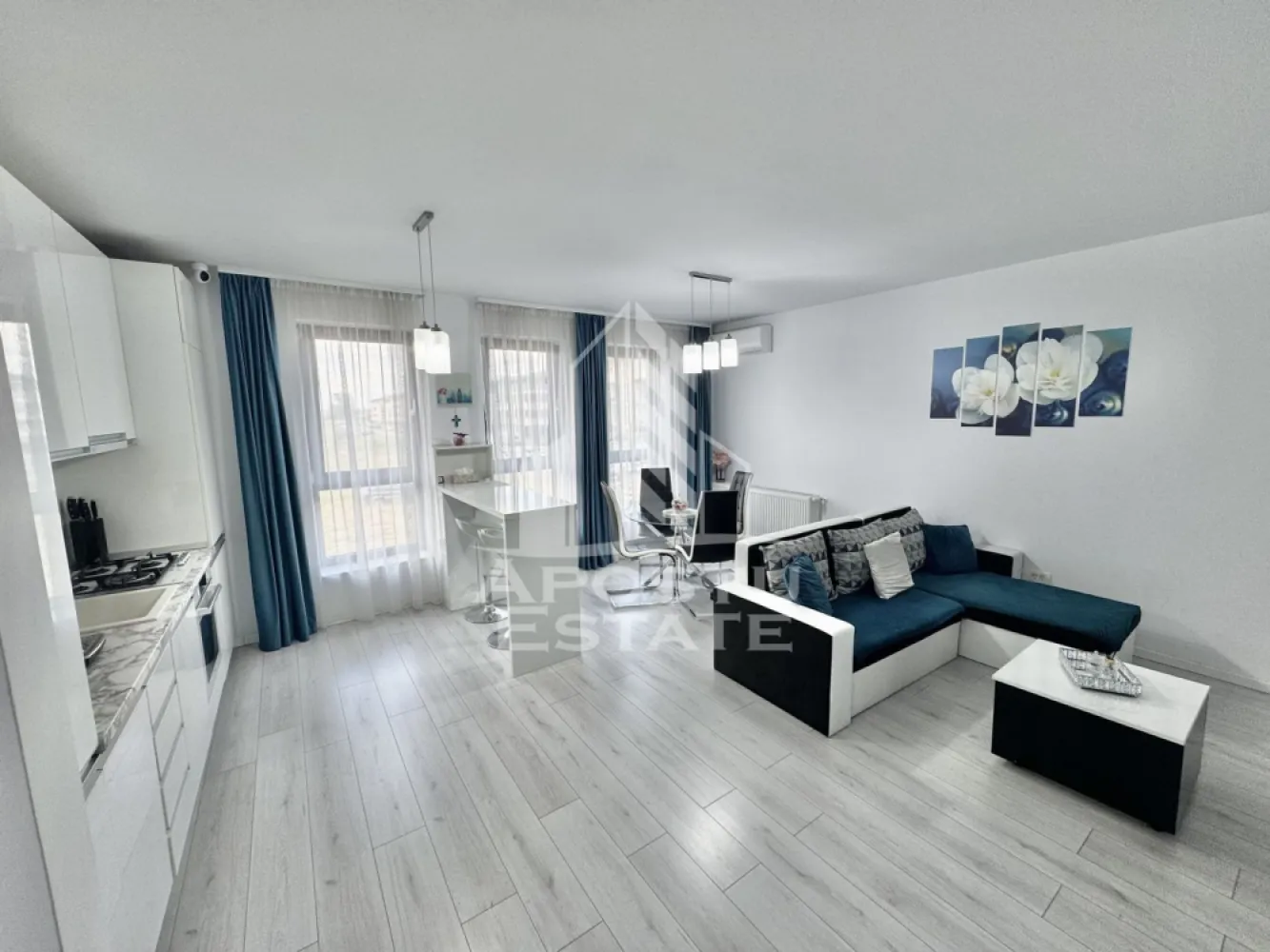 Apartament cu 2 camere la etajul 1 cu lift complet mobilat si utilat - APOSTU ESTATE va propune spre inchiriere un apartament cu 2 camere spatios si luminos, situat in Giroc, potrivit pentru cupluri sau persoane singure care isi doresc o locuinta in care sa se simta confortabil.

Imobilul este situat la etajul 1 din 3, intr-un bloc cu lift si are suprafata de 52 mp.

Compartimentare:
- hol acces cu numeroase spatii pentru depozitare
- Bucatarie complet mobilata si utilata (frigider si masina de spalat vase incorporate, plita pe gaz, cuptor electric, hota si cuptor cu microunde)
- Living luminos si spatios
- Dormitor complet mobilat si utilat
- Baie cu cada si geam
- Terasa 

Confortul termic este asigurat prin intermediul centralei proprii pe gaz, incalzire cu calorifere si al aparatului pentru aer conditionat montat in living.
1 Loc de parcare supravegheat video.

In zona sunt magazine si supermarket-uri precum Profi la 1 minut de mers pe jos, statie de autobuz la 3 minute, scoala si gradinita la 15 minute distanta.

Pentru mai multe detalii nu ezitati sa ne contactati!
Va asteptam cu drag la o vizionare chiar astazi!
CP2741330