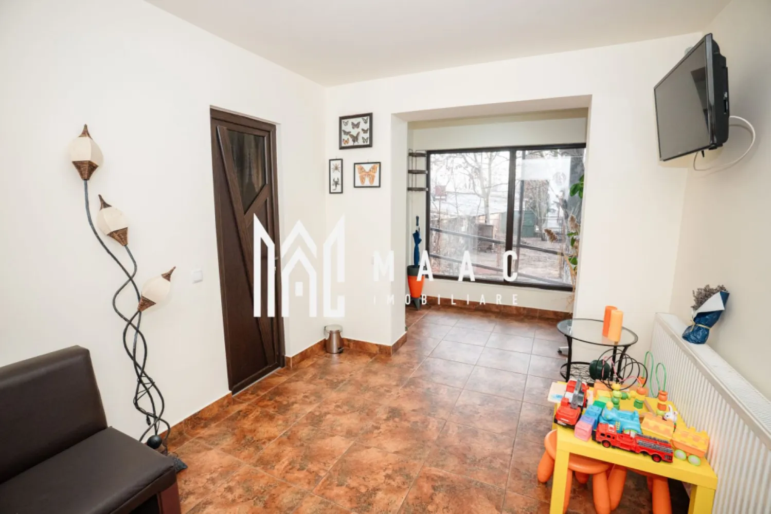 Spatiu Comercial | 78MP | 4 camere - Spatiu Comercial, 4 camere – zona Traian, Râmnicu Vâlcea MAAC Imobiliare vă propune spre vânzare un apartament cu 4 camere modificat in spatiu comercial si intrare stradala, situat într-o zona Traian. Proprietatea are o suprafață utila de 78 MP si totala de 85MP ( incluzand rampa de acces stradal). Spatiul are toate autorizatile functionale, iar aleea este concesionata de la Primarie pentru o perioada de 99 ani. Este o alegere ideală pentru investiție, fiind disponibil imediat pentru vanzare si este pretabil pentru inchiriere sau activitati comerciale. Apartamentul a fost renovat integral si se prezinta intocmai ca in fotografii. Compartimentare: -3 Camere cu utilitate pentru activitati comerciale si acces stradal. -Baie pentru clienti -Baie privata -Bucatarie complet utilata -1 camera separata ce poate fi utilizata ca spatiu privat. Imobilul se poate compartimenta in doua unitati locative ( garsoniera de 35MP si apartament cu 3 camere). Incalzirea se realizeaza de catre o centrala termica Viessman. 📞 Pentru mai multe detalii și programarea unei vizionări, contactați echipa MAAC Imobiliare Râmnicu Vâlcea. id- CP2894717 }}