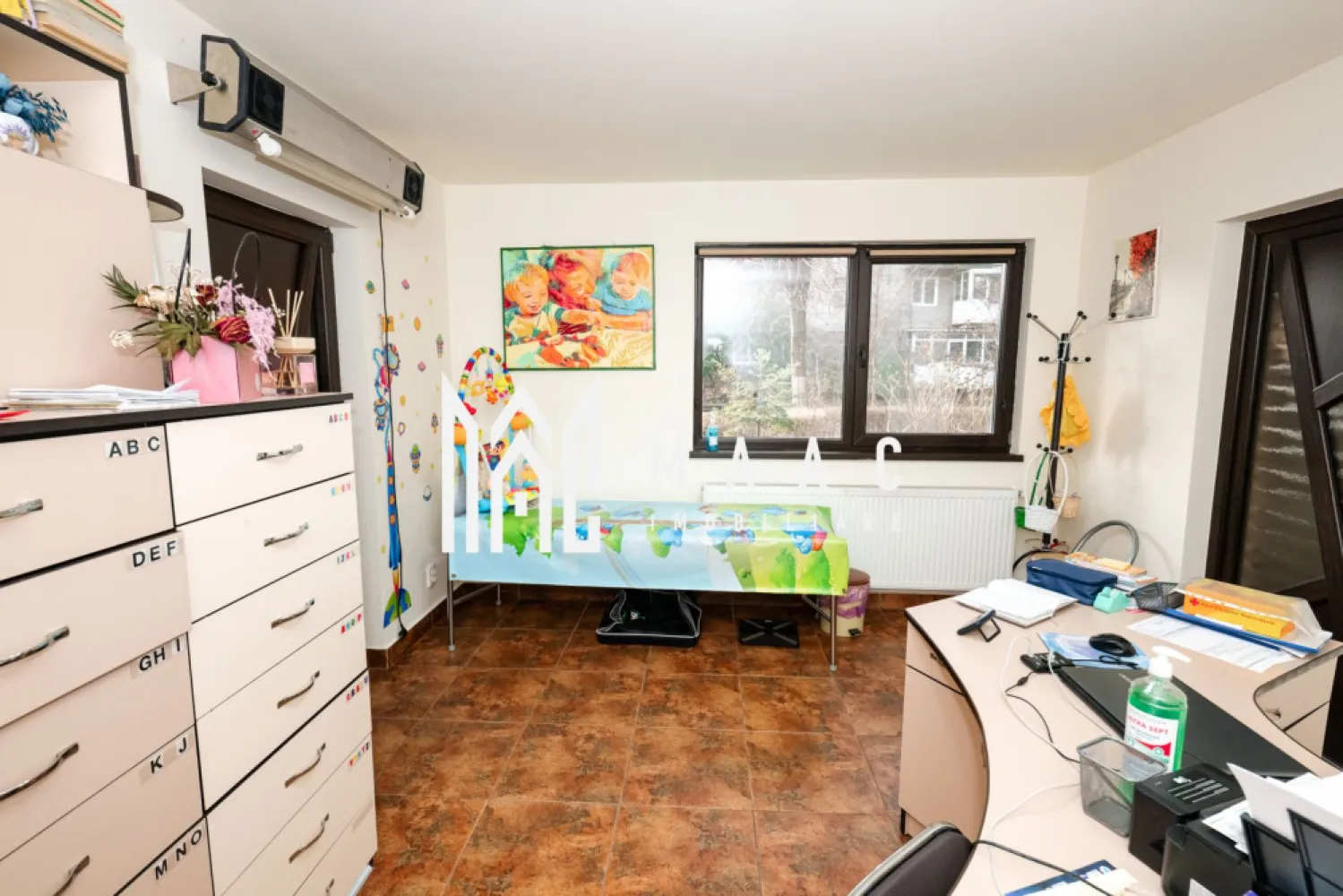 Spatiu Comercial | 78MP | 4 camere - Spatiu Comercial, 4 camere – zona Traian, Râmnicu Vâlcea MAAC Imobiliare vă propune spre vânzare un apartament cu 4 camere modificat in spatiu comercial si intrare stradala, situat într-o zona Traian. Proprietatea are o suprafață utila de 78 MP si totala de 85MP ( incluzand rampa de acces stradal). Spatiul are toate autorizatile functionale, iar aleea este concesionata de la Primarie pentru o perioada de 99 ani. Este o alegere ideală pentru investiție, fiind disponibil imediat pentru vanzare si este pretabil pentru inchiriere sau activitati comerciale. Apartamentul a fost renovat integral si se prezinta intocmai ca in fotografii. Compartimentare: -3 Camere cu utilitate pentru activitati comerciale si acces stradal. -Baie pentru clienti -Baie privata -Bucatarie complet utilata -1 camera separata ce poate fi utilizata ca spatiu privat. Imobilul se poate compartimenta in doua unitati locative ( garsoniera de 35MP si apartament cu 3 camere). Incalzirea se realizeaza de catre o centrala termica Viessman. 📞 Pentru mai multe detalii și programarea unei vizionări, contactați echipa MAAC Imobiliare Râmnicu Vâlcea. id- CP2894717 }}