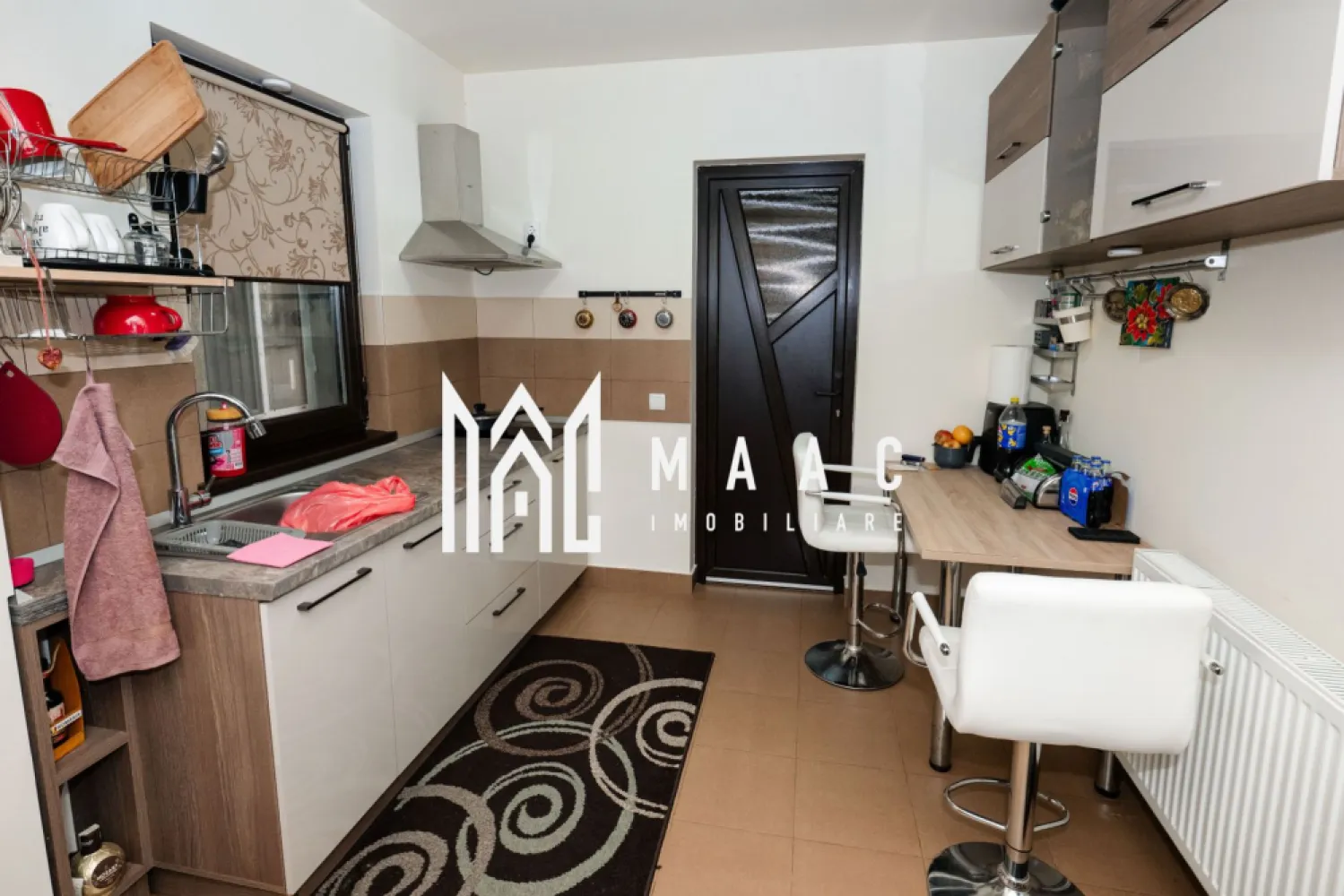 Spatiu Comercial | 78MP | 4 camere - Spatiu Comercial, 4 camere – zona Traian, Râmnicu Vâlcea MAAC Imobiliare vă propune spre vânzare un apartament cu 4 camere modificat in spatiu comercial si intrare stradala, situat într-o zona Traian. Proprietatea are o suprafață utila de 78 MP si totala de 85MP ( incluzand rampa de acces stradal). Spatiul are toate autorizatile functionale, iar aleea este concesionata de la Primarie pentru o perioada de 99 ani. Este o alegere ideală pentru investiție, fiind disponibil imediat pentru vanzare si este pretabil pentru inchiriere sau activitati comerciale. Apartamentul a fost renovat integral si se prezinta intocmai ca in fotografii. Compartimentare: -3 Camere cu utilitate pentru activitati comerciale si acces stradal. -Baie pentru clienti -Baie privata -Bucatarie complet utilata -1 camera separata ce poate fi utilizata ca spatiu privat. Imobilul se poate compartimenta in doua unitati locative ( garsoniera de 35MP si apartament cu 3 camere). Incalzirea se realizeaza de catre o centrala termica Viessman. 📞 Pentru mai multe detalii și programarea unei vizionări, contactați echipa MAAC Imobiliare Râmnicu Vâlcea. id- CP2894717 }}