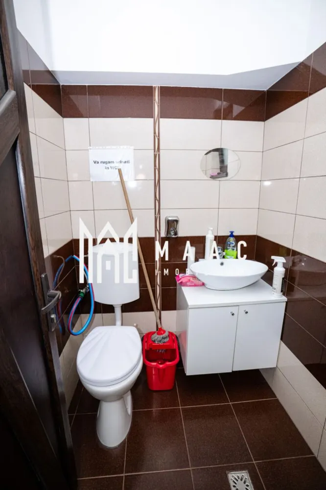 Spatiu Comercial | 78MP | 4 camere - Spatiu Comercial, 4 camere – zona Traian, Râmnicu Vâlcea MAAC Imobiliare vă propune spre vânzare un apartament cu 4 camere modificat in spatiu comercial si intrare stradala, situat într-o zona Traian. Proprietatea are o suprafață utila de 78 MP si totala de 85MP ( incluzand rampa de acces stradal). Spatiul are toate autorizatile functionale, iar aleea este concesionata de la Primarie pentru o perioada de 99 ani. Este o alegere ideală pentru investiție, fiind disponibil imediat pentru vanzare si este pretabil pentru inchiriere sau activitati comerciale. Apartamentul a fost renovat integral si se prezinta intocmai ca in fotografii. Compartimentare: -3 Camere cu utilitate pentru activitati comerciale si acces stradal. -Baie pentru clienti -Baie privata -Bucatarie complet utilata -1 camera separata ce poate fi utilizata ca spatiu privat. Imobilul se poate compartimenta in doua unitati locative ( garsoniera de 35MP si apartament cu 3 camere). Incalzirea se realizeaza de catre o centrala termica Viessman. 📞 Pentru mai multe detalii și programarea unei vizionări, contactați echipa MAAC Imobiliare Râmnicu Vâlcea. id- CP2894717 }}