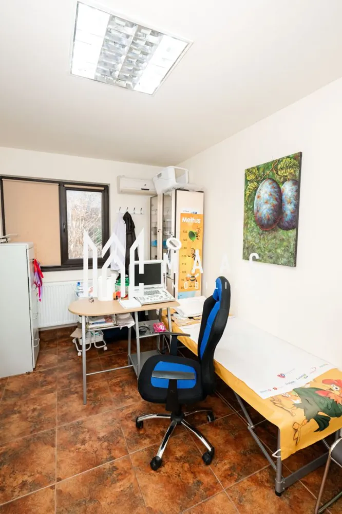 Spatiu Comercial | 78MP | 4 camere - Spatiu Comercial, 4 camere – zona Traian, Râmnicu Vâlcea MAAC Imobiliare vă propune spre vânzare un apartament cu 4 camere modificat in spatiu comercial si intrare stradala, situat într-o zona Traian. Proprietatea are o suprafață utila de 78 MP si totala de 85MP ( incluzand rampa de acces stradal). Spatiul are toate autorizatile functionale, iar aleea este concesionata de la Primarie pentru o perioada de 99 ani. Este o alegere ideală pentru investiție, fiind disponibil imediat pentru vanzare si este pretabil pentru inchiriere sau activitati comerciale. Apartamentul a fost renovat integral si se prezinta intocmai ca in fotografii. Compartimentare: -3 Camere cu utilitate pentru activitati comerciale si acces stradal. -Baie pentru clienti -Baie privata -Bucatarie complet utilata -1 camera separata ce poate fi utilizata ca spatiu privat. Imobilul se poate compartimenta in doua unitati locative ( garsoniera de 35MP si apartament cu 3 camere). Incalzirea se realizeaza de catre o centrala termica Viessman. 📞 Pentru mai multe detalii și programarea unei vizionări, contactați echipa MAAC Imobiliare Râmnicu Vâlcea. id- CP2894717 }}
