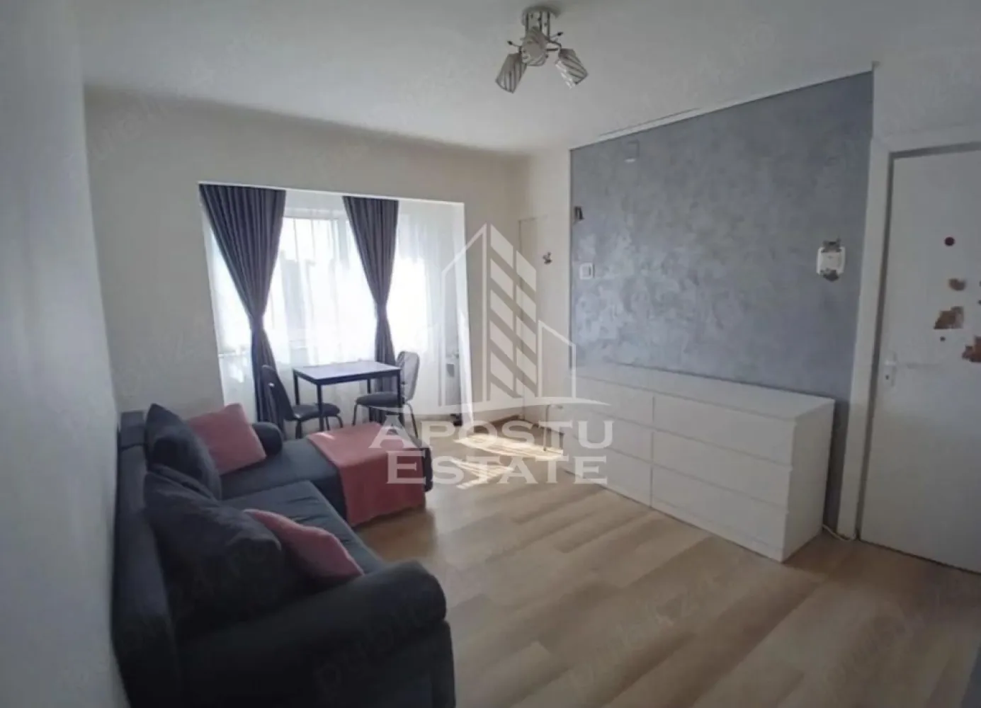 Apartament cu 1 camera de inchiriat, zona Bucovina Timisoara - Agentia imobiliara APOSTU ESTATE va propune spre inchiriere un apartament cu 1 camera, situat in zona Bucovina, o zona linistita si bine pozitionata din Timisoara, potrivit pentru cupluri, persoane singure sau studenti care isi doresc o locuinta unde sa se simta confortabil si cu acces facil catre scoli, facultati, statii de autobuz si magazine.

Suprafata utila: 35 mp
Compartimentare eficienta:
- Hol de acces
- Bucatarie inchisa, complet mobilata si utilata, cu loc de luat masa
- Sufragerie spatioasa
- Baie prevazuta cu cada si ventilatie artificiala

Confort si facilitati:
- Incalzire apartament: termoficare
- Aer conditionat
- Pet friendly
- Apartamentul este complet mobilat si utilat de catre proprietar

Localizare: zona Bucovinai, in apropiere de Iulius Mall, Lidl, Facultatea de Agronomie, restaurante si mijloace de transport in comun

Ideal pentru:
- Cupluri
- Studenti
- Persoane singure

Pret chirie: 300€
Programeaza o vizionare pentru a-ti putea imagina viitorul aici!
ID intern: CP3131192