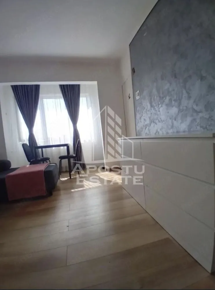 Apartament cu 1 camera de inchiriat, zona Bucovina Timisoara - Agentia imobiliara APOSTU ESTATE va propune spre inchiriere un apartament cu 1 camera, situat in zona Bucovina, o zona linistita si bine pozitionata din Timisoara, potrivit pentru cupluri, persoane singure sau studenti care isi doresc o locuinta unde sa se simta confortabil si cu acces facil catre scoli, facultati, statii de autobuz si magazine.

Suprafata utila: 35 mp
Compartimentare eficienta:
- Hol de acces
- Bucatarie inchisa, complet mobilata si utilata, cu loc de luat masa
- Sufragerie spatioasa
- Baie prevazuta cu cada si ventilatie artificiala

Confort si facilitati:
- Incalzire apartament: termoficare
- Aer conditionat
- Pet friendly
- Apartamentul este complet mobilat si utilat de catre proprietar

Localizare: zona Bucovinai, in apropiere de Iulius Mall, Lidl, Facultatea de Agronomie, restaurante si mijloace de transport in comun

Ideal pentru:
- Cupluri
- Studenti
- Persoane singure

Pret chirie: 300€
Programeaza o vizionare pentru a-ti putea imagina viitorul aici!
ID intern: CP3131192