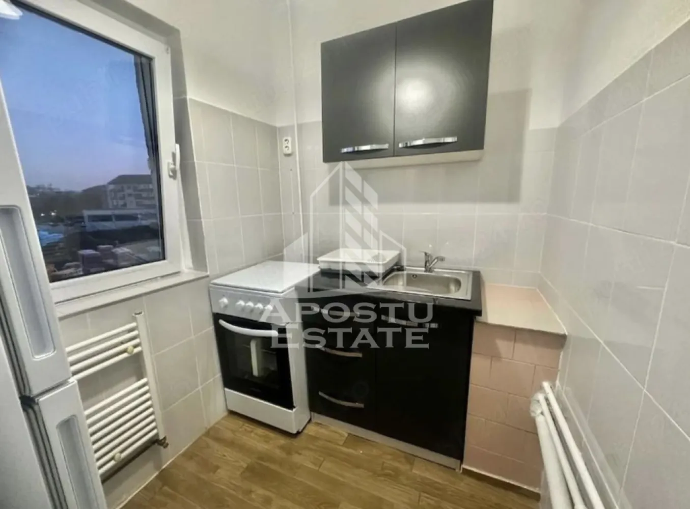 Apartament cu 1 camera de inchiriat, zona Bucovina Timisoara - Agentia imobiliara APOSTU ESTATE va propune spre inchiriere un apartament cu 1 camera, situat in zona Bucovina, o zona linistita si bine pozitionata din Timisoara, potrivit pentru cupluri, persoane singure sau studenti care isi doresc o locuinta unde sa se simta confortabil si cu acces facil catre scoli, facultati, statii de autobuz si magazine.

Suprafata utila: 35 mp
Compartimentare eficienta:
- Hol de acces
- Bucatarie inchisa, complet mobilata si utilata, cu loc de luat masa
- Sufragerie spatioasa
- Baie prevazuta cu cada si ventilatie artificiala

Confort si facilitati:
- Incalzire apartament: termoficare
- Aer conditionat
- Pet friendly
- Apartamentul este complet mobilat si utilat de catre proprietar

Localizare: zona Bucovinai, in apropiere de Iulius Mall, Lidl, Facultatea de Agronomie, restaurante si mijloace de transport in comun

Ideal pentru:
- Cupluri
- Studenti
- Persoane singure

Pret chirie: 300€
Programeaza o vizionare pentru a-ti putea imagina viitorul aici!
ID intern: CP3131192