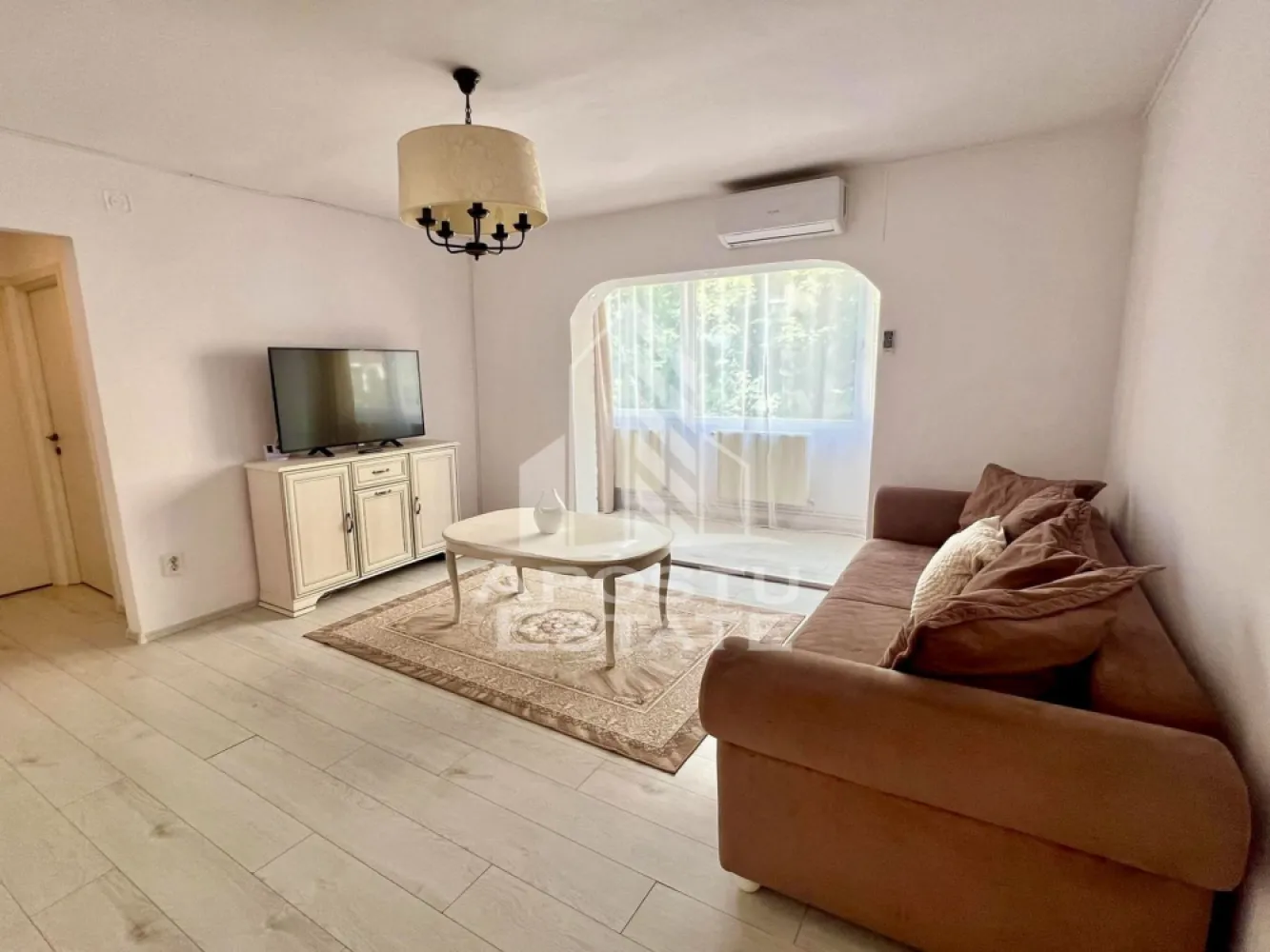 Apartament 3 camere de inchiriat, Complexul Studentesc, Timisoara - Agentia imobiliara APOSTU ESTATE va propune spre inchiriere un apartament cu 3 camere, spatios si luminos, situat in zona Complexului Studentesc, o zona linistita si bine pozitionata din Timisoara, potrivit pentru cupluri,familii, sau studenti care isi doresc o locuinta unde sa se simta confortabil si cu acces facil catre scoli, statii de autobuz, supermarketuri , magazine de zona, parcuri.

Suprafata utila: 78 mp
Compartimentare eficienta:
-Hol de acces generos
-Bucatarie complet mobilata si utilata, cu loc de luat masa
-Living luminos si spatios
-Dormitoare mobilate si utilate
-Baie prevazuta cu cada
-Baie de serviciu

Confort si facilitati:
-Incalzirea apartamentului: centrala proprie
-Incalzirea prin calorifere
-Apartamentul este complet mobilat si utilat
-Se accepta animale de companie de catre proprietar

Localizare:
-Timis,Timisoara, zona Complexului Studentesc – acces facil spre magazine, supermarketul Lidl, scoli, parcuri si mijloace de transport in comun.

Ideal pentru:
-Familii
-Cupluri
-Studenti
-Straini

Disponibilitate: imediata
Pret chirie lunara: 450 euro 
Programeaza o vizionare pentru a-ti putea imagina viitorul aici!
ID intern: CP3131174