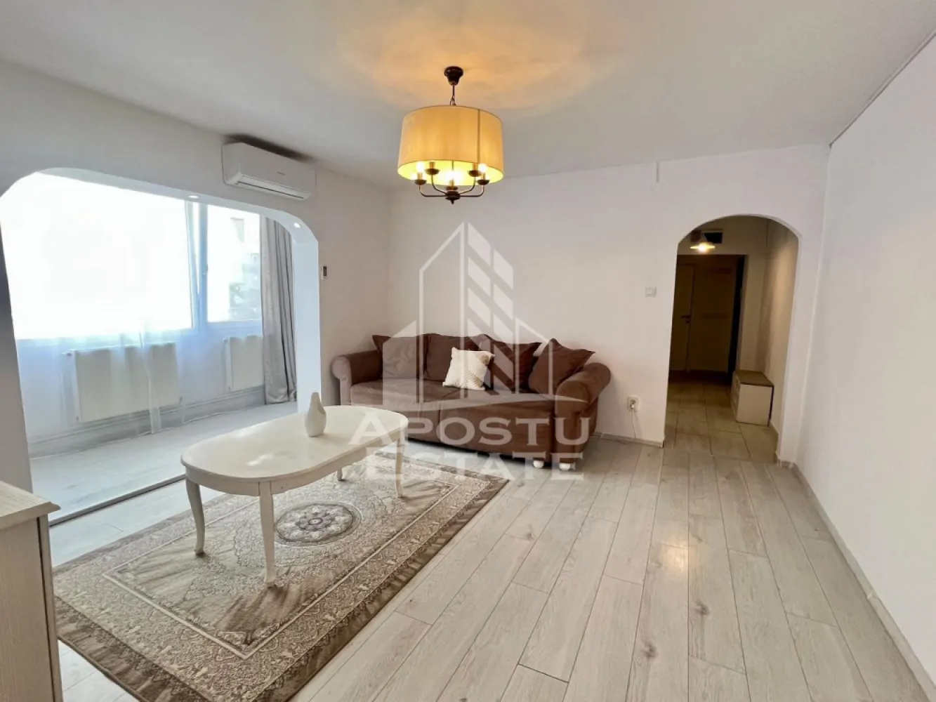 Apartament 3 camere de inchiriat, Complexul Studentesc, Timisoara - Agentia imobiliara APOSTU ESTATE va propune spre inchiriere un apartament cu 3 camere, spatios si luminos, situat in zona Complexului Studentesc, o zona linistita si bine pozitionata din Timisoara, potrivit pentru cupluri,familii, sau studenti care isi doresc o locuinta unde sa se simta confortabil si cu acces facil catre scoli, statii de autobuz, supermarketuri , magazine de zona, parcuri.

Suprafata utila: 78 mp
Compartimentare eficienta:
-Hol de acces generos
-Bucatarie complet mobilata si utilata, cu loc de luat masa
-Living luminos si spatios
-Dormitoare mobilate si utilate
-Baie prevazuta cu cada
-Baie de serviciu

Confort si facilitati:
-Incalzirea apartamentului: centrala proprie
-Incalzirea prin calorifere
-Apartamentul este complet mobilat si utilat
-Se accepta animale de companie de catre proprietar

Localizare:
-Timis,Timisoara, zona Complexului Studentesc – acces facil spre magazine, supermarketul Lidl, scoli, parcuri si mijloace de transport in comun.

Ideal pentru:
-Familii
-Cupluri
-Studenti
-Straini

Disponibilitate: imediata
Pret chirie lunara: 450 euro 
Programeaza o vizionare pentru a-ti putea imagina viitorul aici!
ID intern: CP3131174