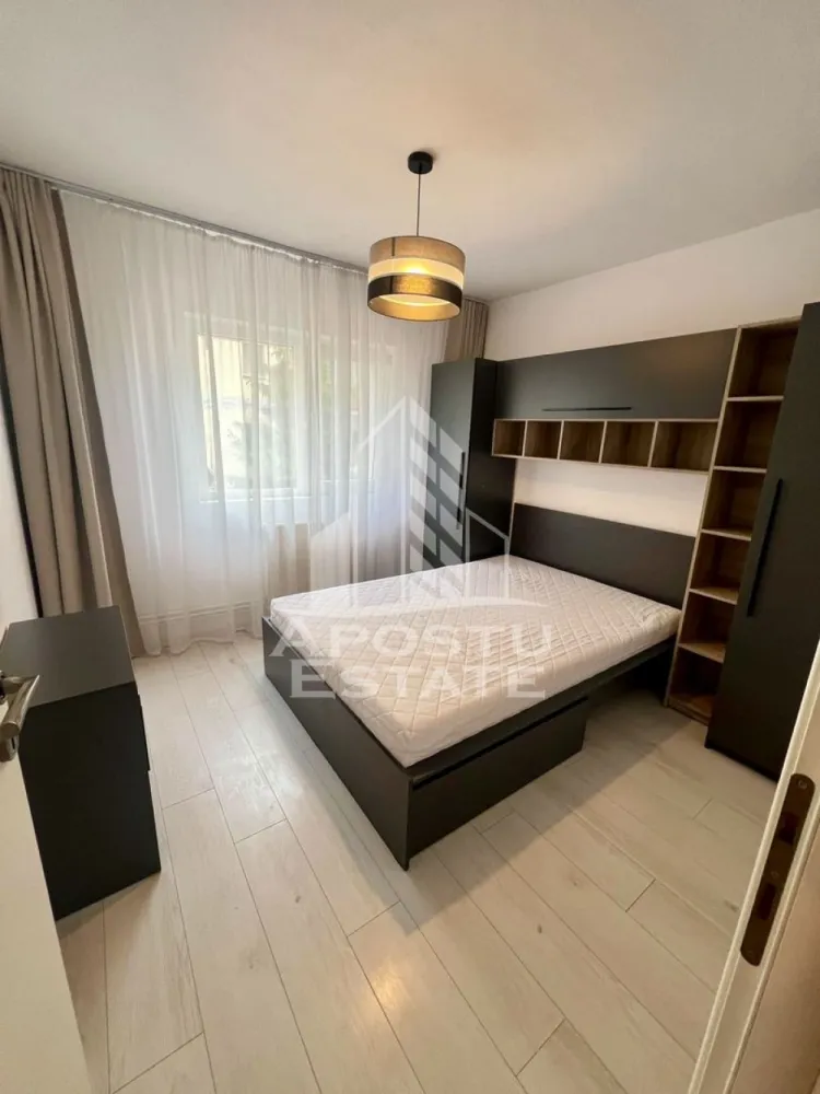Apartament 3 camere de inchiriat, Complexul Studentesc, Timisoara - Agentia imobiliara APOSTU ESTATE va propune spre inchiriere un apartament cu 3 camere, spatios si luminos, situat in zona Complexului Studentesc, o zona linistita si bine pozitionata din Timisoara, potrivit pentru cupluri,familii, sau studenti care isi doresc o locuinta unde sa se simta confortabil si cu acces facil catre scoli, statii de autobuz, supermarketuri , magazine de zona, parcuri.

Suprafata utila: 78 mp
Compartimentare eficienta:
-Hol de acces generos
-Bucatarie complet mobilata si utilata, cu loc de luat masa
-Living luminos si spatios
-Dormitoare mobilate si utilate
-Baie prevazuta cu cada
-Baie de serviciu

Confort si facilitati:
-Incalzirea apartamentului: centrala proprie
-Incalzirea prin calorifere
-Apartamentul este complet mobilat si utilat
-Se accepta animale de companie de catre proprietar

Localizare:
-Timis,Timisoara, zona Complexului Studentesc – acces facil spre magazine, supermarketul Lidl, scoli, parcuri si mijloace de transport in comun.

Ideal pentru:
-Familii
-Cupluri
-Studenti
-Straini

Disponibilitate: imediata
Pret chirie lunara: 450 euro 
Programeaza o vizionare pentru a-ti putea imagina viitorul aici!
ID intern: CP3131174