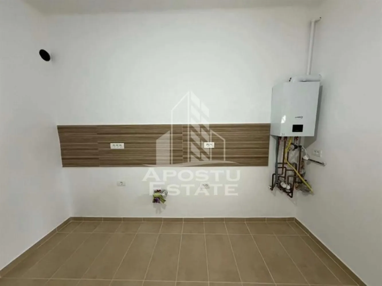 Apartament cu 1 camera, de vanzare, zona Elisabetin, Timisoara - APOSTU ESTATE va propune spre vanzare un apartament cu 1 camera, situat la curte comuna , in zona Elisabetin, Timisoara, judetul Timis,

Apartamentul este situat la parter si are o suprafata de 33 mp , beneficiaza de cota parte teren 80 mp aproximativ. si 2 boxe la subsol, trecute in Cf

Compartimentare:

- Bucatarie

- Camera

- Baie cu geam si dus

Confortul termic este realizat prin intermediul centralei proprii pe gaz, incalzire in parsodeala, apartamentul a fost renovat integral de catre proprietar.

Zona foarte linistita cu numeroase facilitati si puncte de interes precum: acces rapid si usor la mijloacele de transport in comun, piata si alte supermarket-uri in apropiere, farmacii, institutii de invatamant, restaurante, baruri, cafenele si multe altele.

Agentia imobiliara Apostu Estate va ofera consultanta bancara gratuita prin intermediul colaboratorilor nostri pentru alegerea celui mai potrivit tip de credit, astfel incat tu sa devi noul proprietar al acestui apartament.

Va asteptam cu drag la o vizionare!

CP3131156
