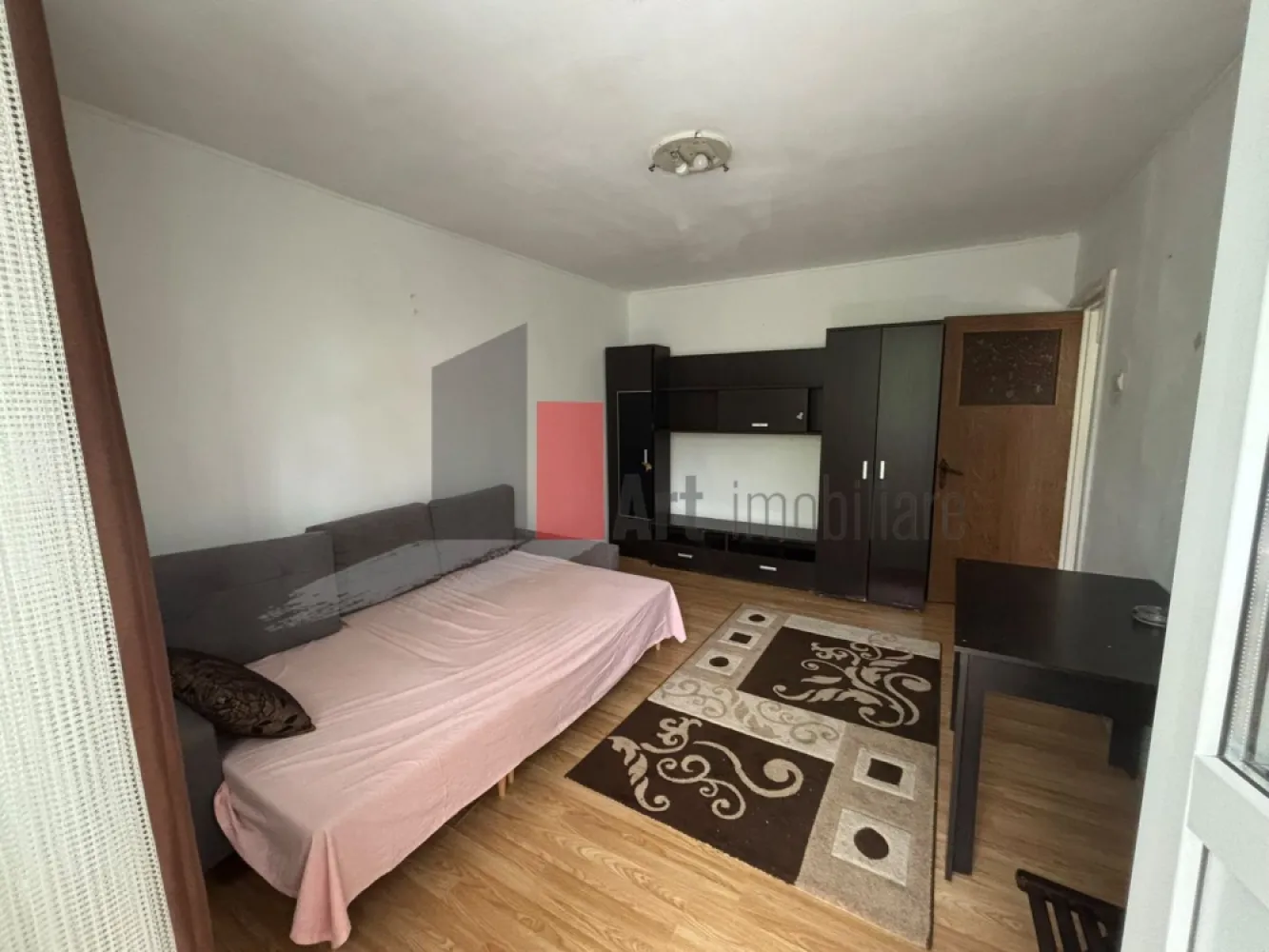 Drumul Taberei Plaza - Drumul Taberei , Plaza , etaj 2/4, confort 1, decomandat, cu balcon, geam la baie si liber. Apartamentul are imbunatatiri si se vinde mobilat si utilat. Actele sunt pregatite pentru vanzare, In imediata apropiere se afla Plaza Romania, LIDL, piata si parcul Moghioros. , metrou Parc Drumul Taberei, tramvai 41, si statii STB