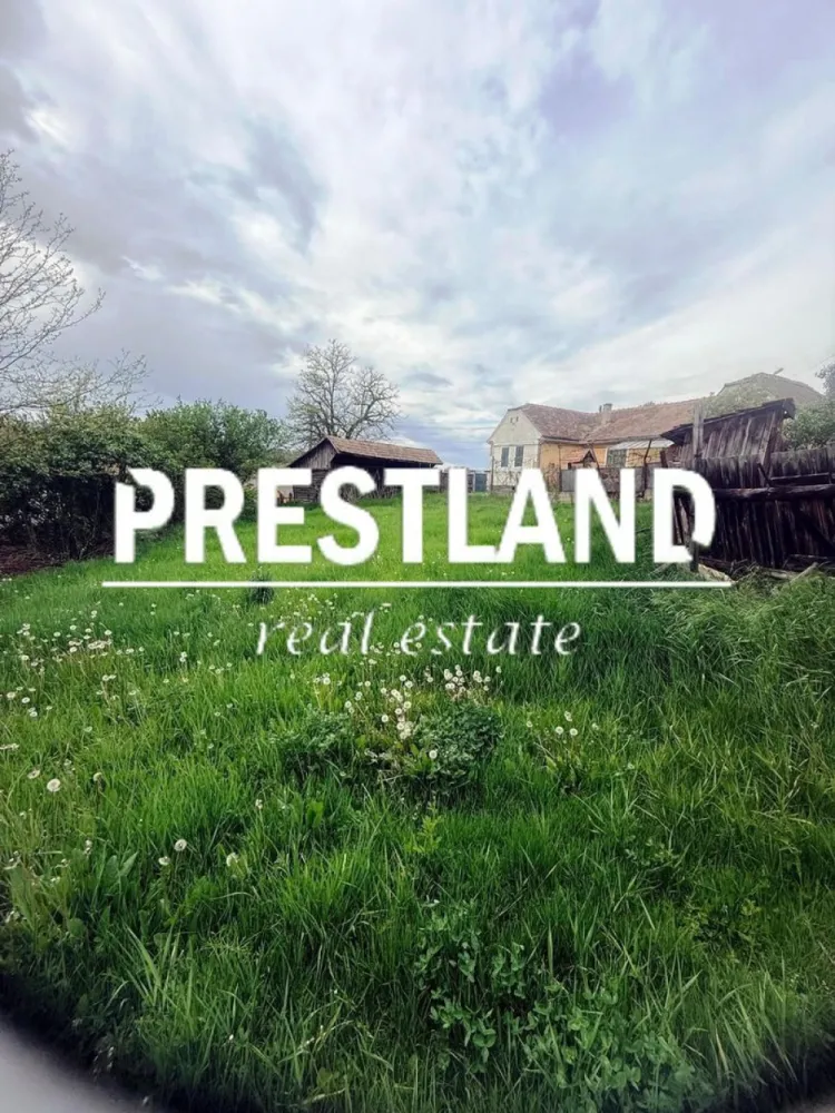 Casa modesta ,situată in Slimnic - Casa modestă necesită investitii se vinde mai mult pentru teren si utilității(apa, canal, si gaz) și se compune din demisol cu pivnită + parter 4 camere și 2 holuri+ anexe: -șură, magazie, ateliere, grajdi, coser gospodarie taranească si o curte cu gradina in suprafață de 1277 mp.
Viie cu pomii fructiferi in suprafață de 1147 mp.

Agenția nu deține informațiile privind performanta energetica a imobilului, aceasta informând asupra necesitații si legalității certificatului energetic. Comunicarea datelor cuprinse in Certificatul Energetic al imobilului rămâne in sarcina proprietarului.
Oferim clienților următoarele servicii:
- consultanta obținere credite bancare;
- servicii notariat;
- servicii de topografie(schiță, releveu);
- certificate energetice imobile;
- asigurări;
- servicii de evalure;
- consultanta juridica;