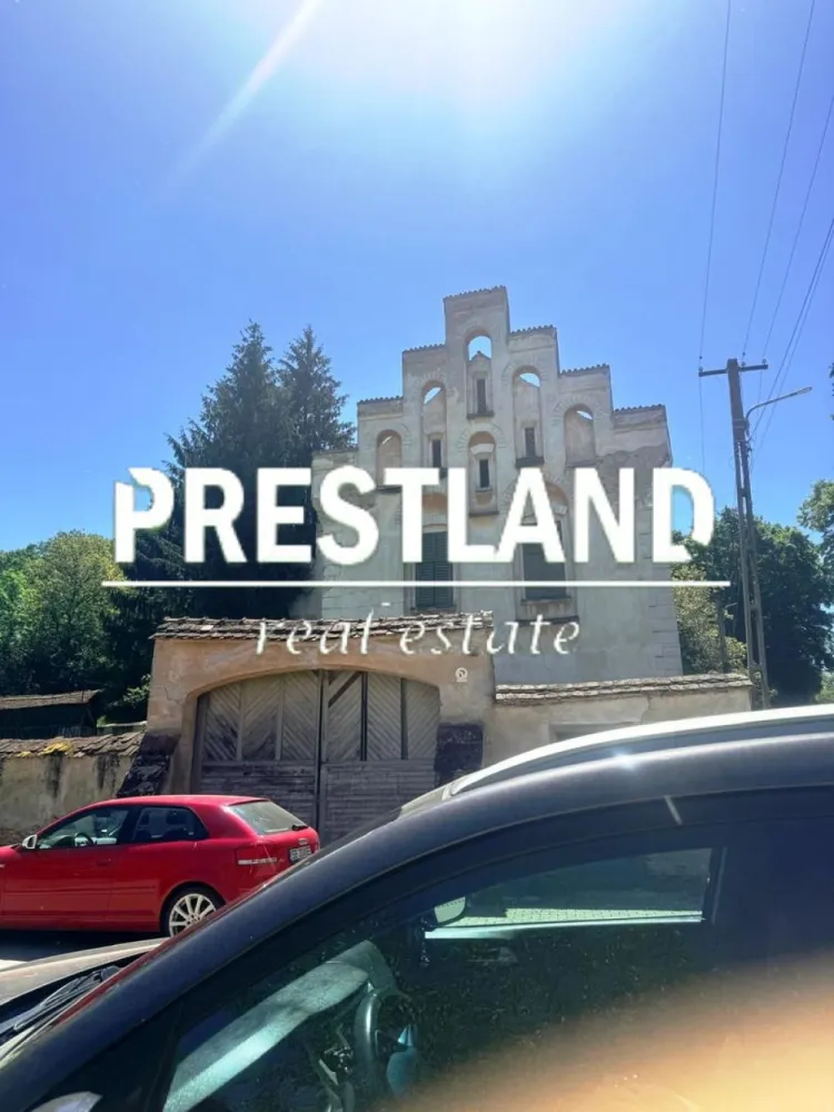 Casa modesta ,situată in Slimnic - Casa modestă necesită investitii se vinde mai mult pentru teren si utilității(apa, canal, si gaz) și se compune din demisol cu pivnită + parter 4 camere și 2 holuri+ anexe: -șură, magazie, ateliere, grajdi, coser gospodarie taranească si o curte cu gradina in suprafață de 1277 mp.
Viie cu pomii fructiferi in suprafață de 1147 mp.

Agenția nu deține informațiile privind performanta energetica a imobilului, aceasta informând asupra necesitații si legalității certificatului energetic. Comunicarea datelor cuprinse in Certificatul Energetic al imobilului rămâne in sarcina proprietarului.
Oferim clienților următoarele servicii:
- consultanta obținere credite bancare;
- servicii notariat;
- servicii de topografie(schiță, releveu);
- certificate energetice imobile;
- asigurări;
- servicii de evalure;
- consultanta juridica;