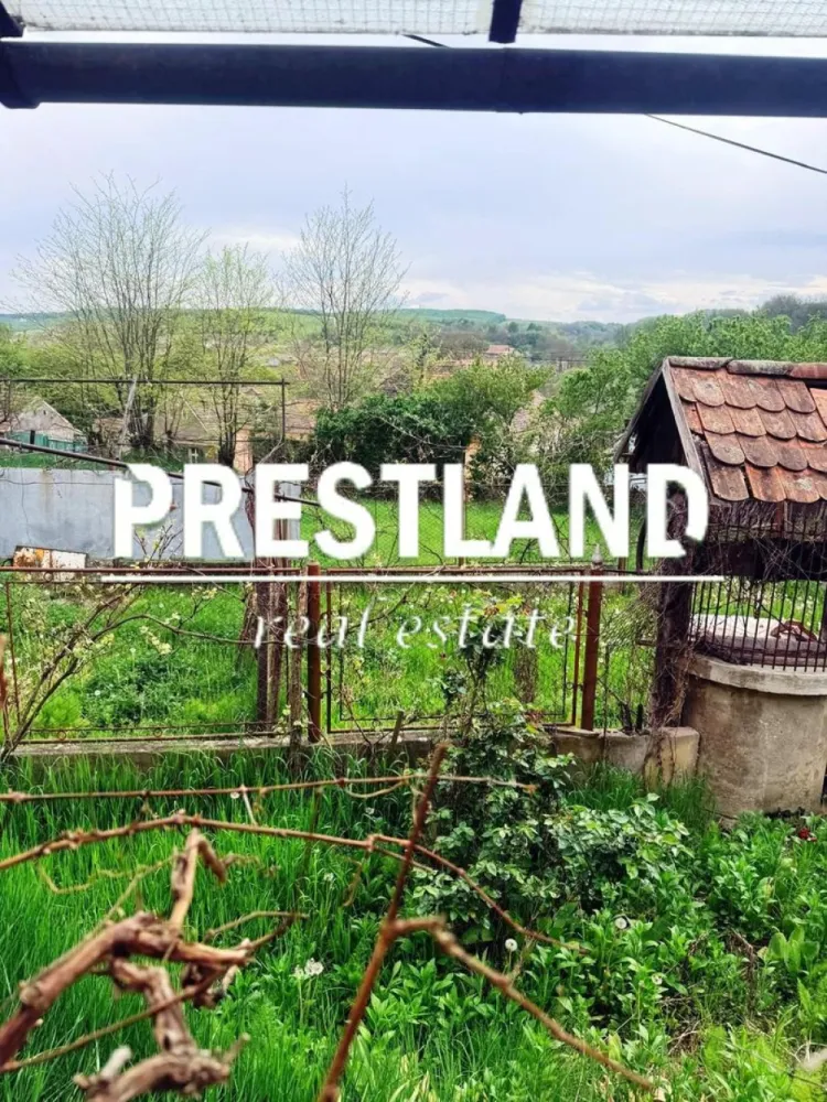 Casa modesta ,situată in Slimnic - Casa modestă necesită investitii se vinde mai mult pentru teren si utilității(apa, canal, si gaz) și se compune din demisol cu pivnită + parter 4 camere și 2 holuri+ anexe: -șură, magazie, ateliere, grajdi, coser gospodarie taranească si o curte cu gradina in suprafață de 1277 mp.
Viie cu pomii fructiferi in suprafață de 1147 mp.

Agenția nu deține informațiile privind performanta energetica a imobilului, aceasta informând asupra necesitații si legalității certificatului energetic. Comunicarea datelor cuprinse in Certificatul Energetic al imobilului rămâne in sarcina proprietarului.
Oferim clienților următoarele servicii:
- consultanta obținere credite bancare;
- servicii notariat;
- servicii de topografie(schiță, releveu);
- certificate energetice imobile;
- asigurări;
- servicii de evalure;
- consultanta juridica;