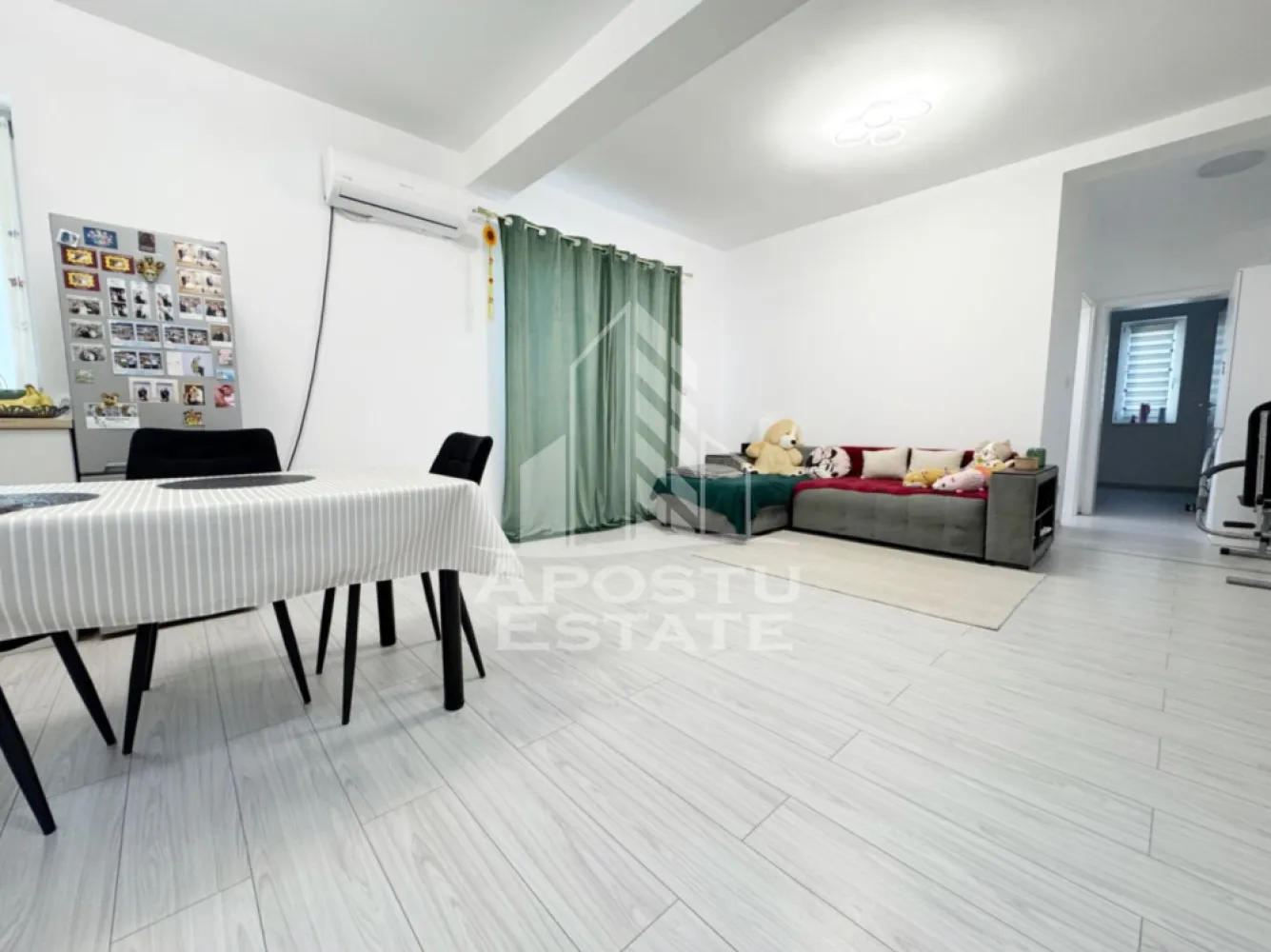 Apartament 2 camere de vanzare, 48mp utili + balcon, etaj 2/3 -Giroc - Agentia imobiliara APOSTU ESTATE va propune spre vanzare un apartament cu 2 camere cu living open-space + bucatarie, situat in Giroc, judetul Timis .

Drumul de acces spre imobil este asfaltat. In apropiere se afla un parc, magazine si supermarket-uri precum Lidl, Profi, Mega Image, Scoala, Gradinita la o distanta de 10 minute, acces facil la mijloace de transport in comun .

Apartamentul se vinde complet mobilat si utilat, precum se observa in imagini .
Imobilul dispune de o suprafata de 48 mp utili + 4 mp balcon si este situat la etajul 2/3 .

Compartimentare:
- hol acces.
- living cu bucatarie open-space.
- hol.
- dormitor.
- baie cu geam si cada.

Detalii tehnice:

- constructie realizata in anul 2012 din caramida Porotherm de 25 cm .
- exterior si interior izolat cu polistiren de 10 cm .
- pereti despartitori complet din caramida (fara rigips) tencuiti mecanizat finisati cu glet si vopsea lavabila .
- geamuri termopan cu izolare fonica si termica superioara, foarte mari si luminoase .
- centrala proprie pe gaz, sistem eficient de incalzire prin pardoseala .
- usa acces securizata, usi interioare MDF .
- electrocasnice in stare perfecta de functionare .
- 1 loc de parcare in CF.

Utilitati complete: curent, apa de la retea, canalizare, gaz .

Pret: 95.000 Euro
Pentru mai multe detalii nu ezitati sa ne contactati !

Acceptam orice fel de credit bancar. Oferim consultanta si solutii financiare prin colaboratorii nostri pentru a obtine cel mai avantajos credit Ipotecar sau Noua Casa .

Va asteptam cu drag la o vizionare chiar astazi!
CP 3129588