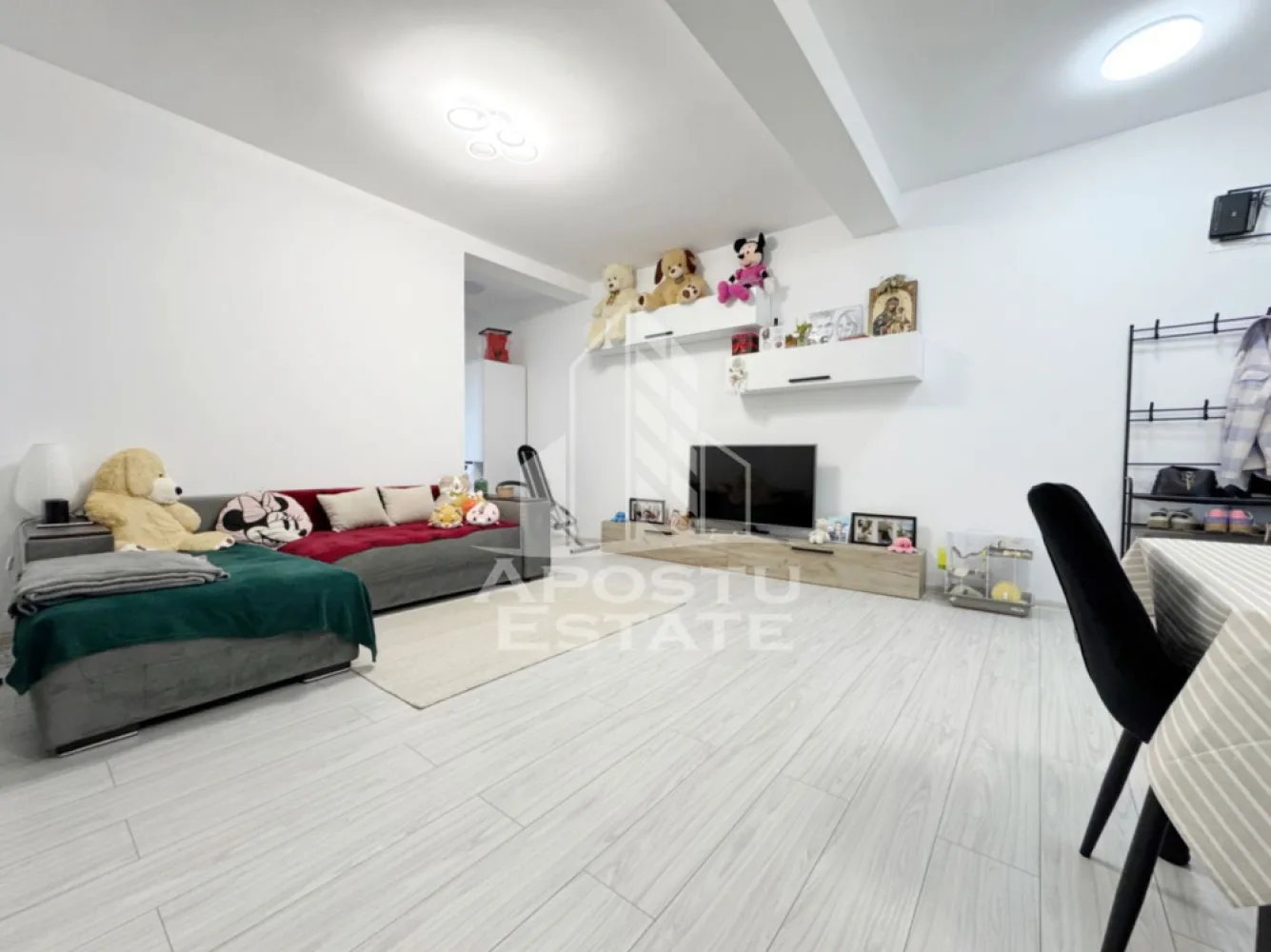 Apartament 2 camere de vanzare, 48mp utili + balcon, etaj 2/3 -Giroc - Agentia imobiliara APOSTU ESTATE va propune spre vanzare un apartament cu 2 camere cu living open-space + bucatarie, situat in Giroc, judetul Timis .

Drumul de acces spre imobil este asfaltat. In apropiere se afla un parc, magazine si supermarket-uri precum Lidl, Profi, Mega Image, Scoala, Gradinita la o distanta de 10 minute, acces facil la mijloace de transport in comun .

Apartamentul se vinde complet mobilat si utilat, precum se observa in imagini .
Imobilul dispune de o suprafata de 48 mp utili + 4 mp balcon si este situat la etajul 2/3 .

Compartimentare:
- hol acces.
- living cu bucatarie open-space.
- hol.
- dormitor.
- baie cu geam si cada.

Detalii tehnice:

- constructie realizata in anul 2012 din caramida Porotherm de 25 cm .
- exterior si interior izolat cu polistiren de 10 cm .
- pereti despartitori complet din caramida (fara rigips) tencuiti mecanizat finisati cu glet si vopsea lavabila .
- geamuri termopan cu izolare fonica si termica superioara, foarte mari si luminoase .
- centrala proprie pe gaz, sistem eficient de incalzire prin pardoseala .
- usa acces securizata, usi interioare MDF .
- electrocasnice in stare perfecta de functionare .
- 1 loc de parcare in CF.

Utilitati complete: curent, apa de la retea, canalizare, gaz .

Pret: 95.000 Euro
Pentru mai multe detalii nu ezitati sa ne contactati !

Acceptam orice fel de credit bancar. Oferim consultanta si solutii financiare prin colaboratorii nostri pentru a obtine cel mai avantajos credit Ipotecar sau Noua Casa .

Va asteptam cu drag la o vizionare chiar astazi!
CP 3129588