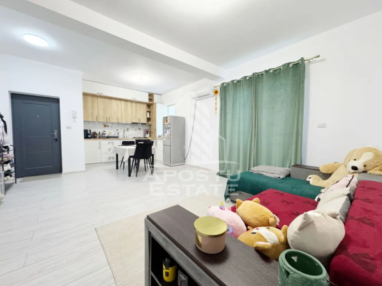 Apartament 2 camere de vanzare, 48mp utili + balcon, etaj 2/3 -Giroc - Agentia imobiliara APOSTU ESTATE va propune spre vanzare un apartament cu 2 camere cu living open-space + bucatarie, situat in Giroc, judetul Timis .

Drumul de acces spre imobil este asfaltat. In apropiere se afla un parc, magazine si supermarket-uri precum Lidl, Profi, Mega Image, Scoala, Gradinita la o distanta de 10 minute, acces facil la mijloace de transport in comun .

Apartamentul se vinde complet mobilat si utilat, precum se observa in imagini .
Imobilul dispune de o suprafata de 48 mp utili + 4 mp balcon si este situat la etajul 2/3 .

Compartimentare:
- hol acces.
- living cu bucatarie open-space.
- hol.
- dormitor.
- baie cu geam si cada.

Detalii tehnice:

- constructie realizata in anul 2012 din caramida Porotherm de 25 cm .
- exterior si interior izolat cu polistiren de 10 cm .
- pereti despartitori complet din caramida (fara rigips) tencuiti mecanizat finisati cu glet si vopsea lavabila .
- geamuri termopan cu izolare fonica si termica superioara, foarte mari si luminoase .
- centrala proprie pe gaz, sistem eficient de incalzire prin pardoseala .
- usa acces securizata, usi interioare MDF .
- electrocasnice in stare perfecta de functionare .
- 1 loc de parcare in CF.

Utilitati complete: curent, apa de la retea, canalizare, gaz .

Pret: 95.000 Euro
Pentru mai multe detalii nu ezitati sa ne contactati !

Acceptam orice fel de credit bancar. Oferim consultanta si solutii financiare prin colaboratorii nostri pentru a obtine cel mai avantajos credit Ipotecar sau Noua Casa .

Va asteptam cu drag la o vizionare chiar astazi!
CP 3129588